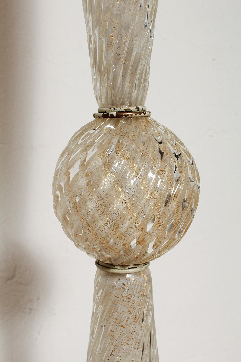 Stehlampe aus weißem Muranoglas mit Blattgoldeinschlüssen, um 1950 (Italienisch) im Angebot