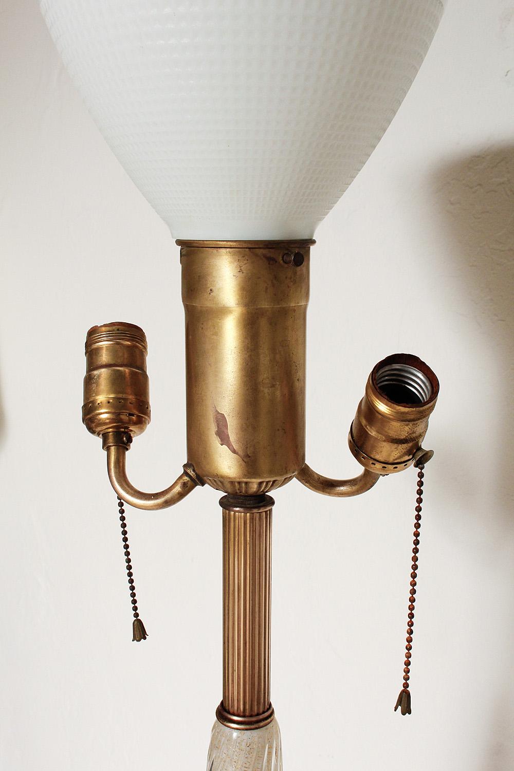 Stehlampe aus weißem Muranoglas mit Blattgoldeinschlüssen, um 1950 (Metall) im Angebot