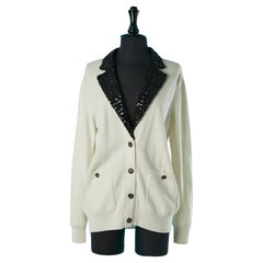 Weiße Kaschmirstrickjacke mit schwarzem Paillettenkragen CHANEL