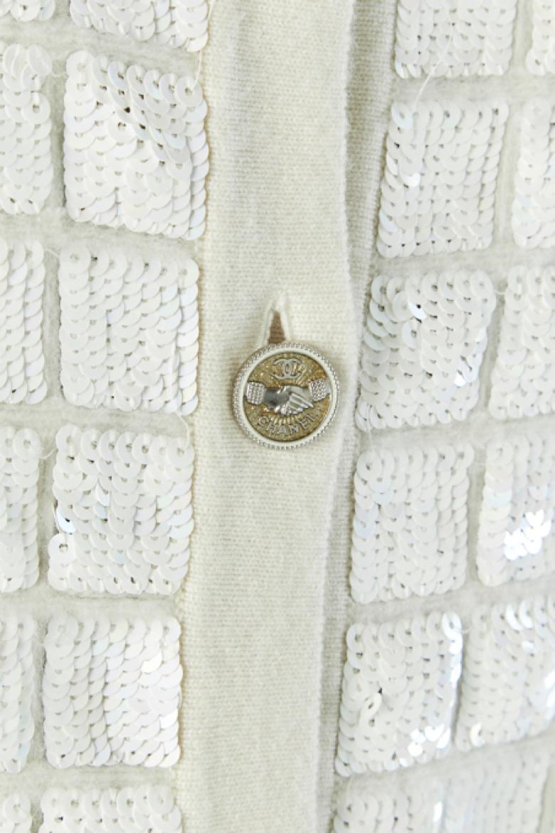 Gris Cardigan en cachemire blanc avec paillettes CHANEL en vente