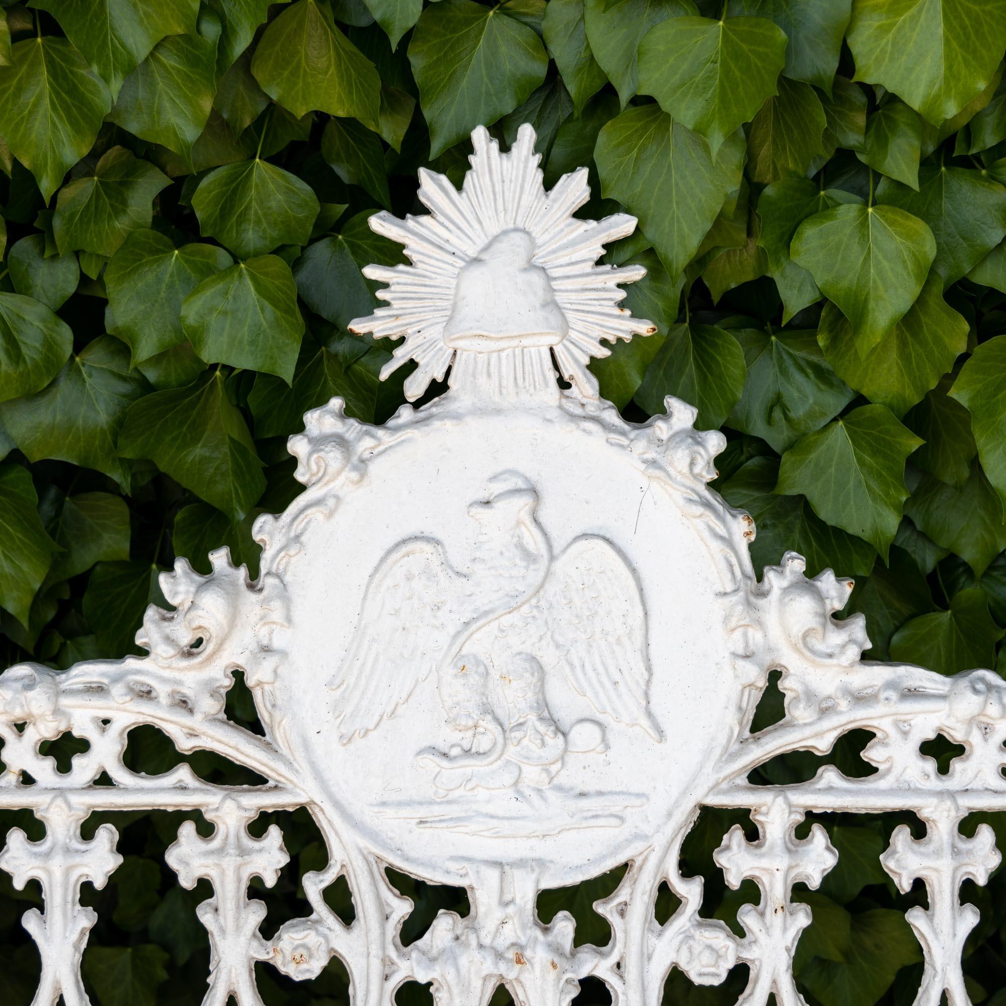 White cast iron garden bench, 20th century In Good Condition For Sale In Greding, DE