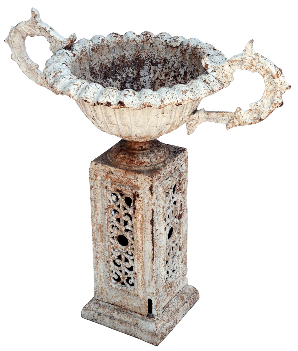 L'urne en fonte victorienne de style néoclassique est posée sur un grand pied en treillis/fretwork.
L'urne est dotée de poignées surdimensionnées à volutes et d'un bord décoratif festonné. 

