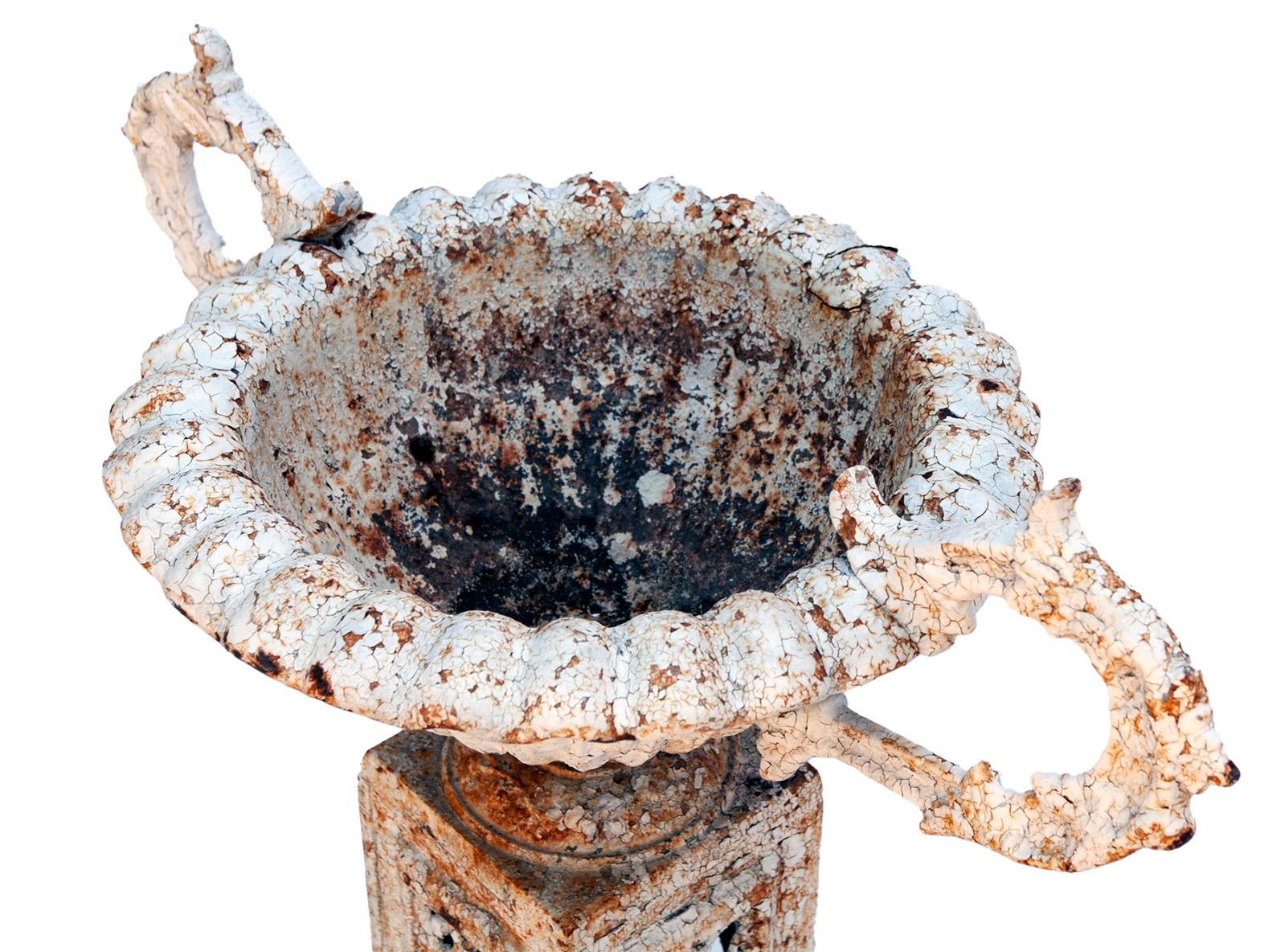 Fer Urne de jardin en fonte blanche en vente
