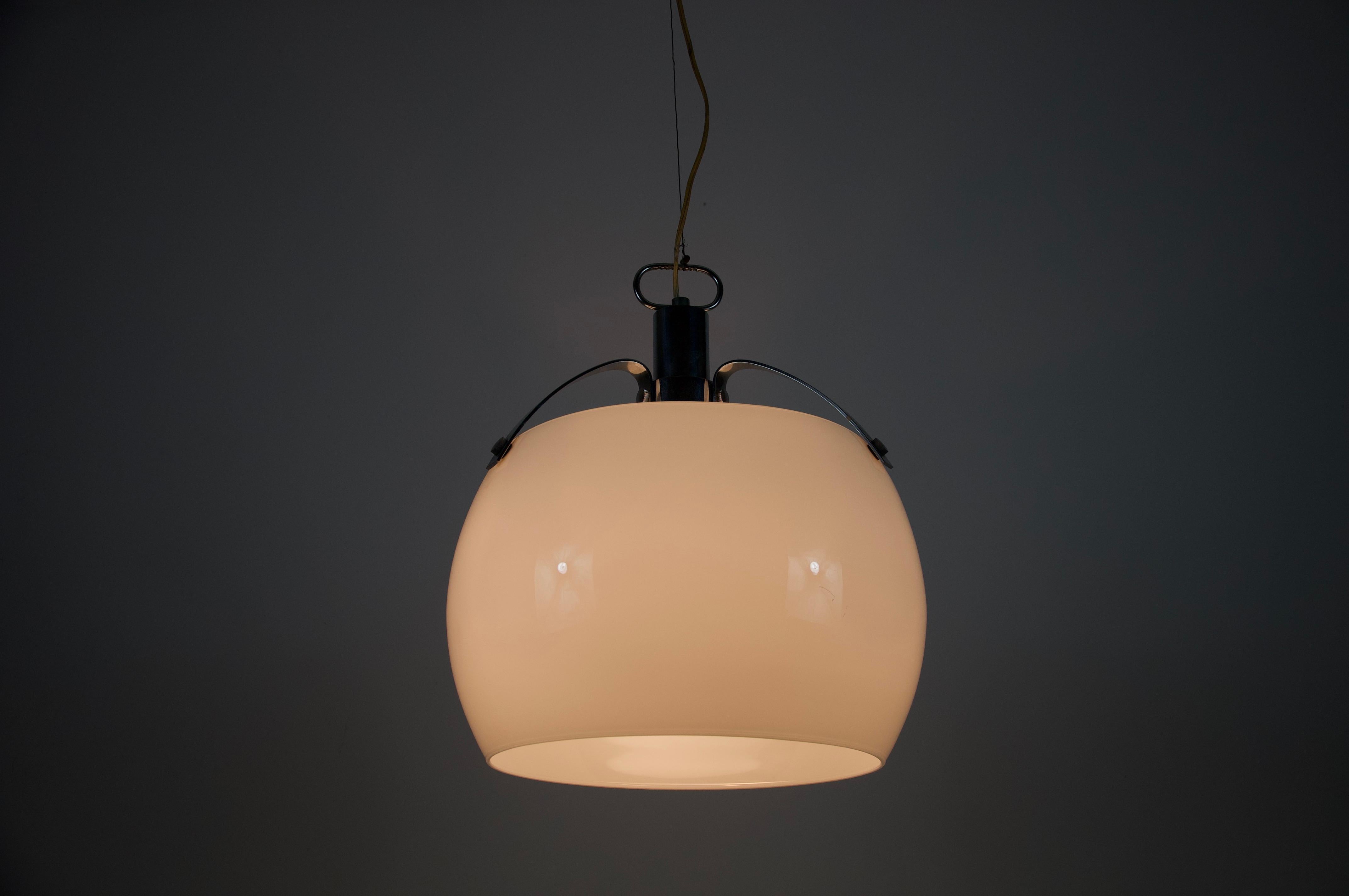 Questa elegante lampada da soffitto bianca è stata progettata dalla rinomata azienda italiana di illuminazione Artemide negli anni '60. Esempio di design moderno di metà secolo, la lampada è dotata di un ampio paralume a forma di cupola in acrilico