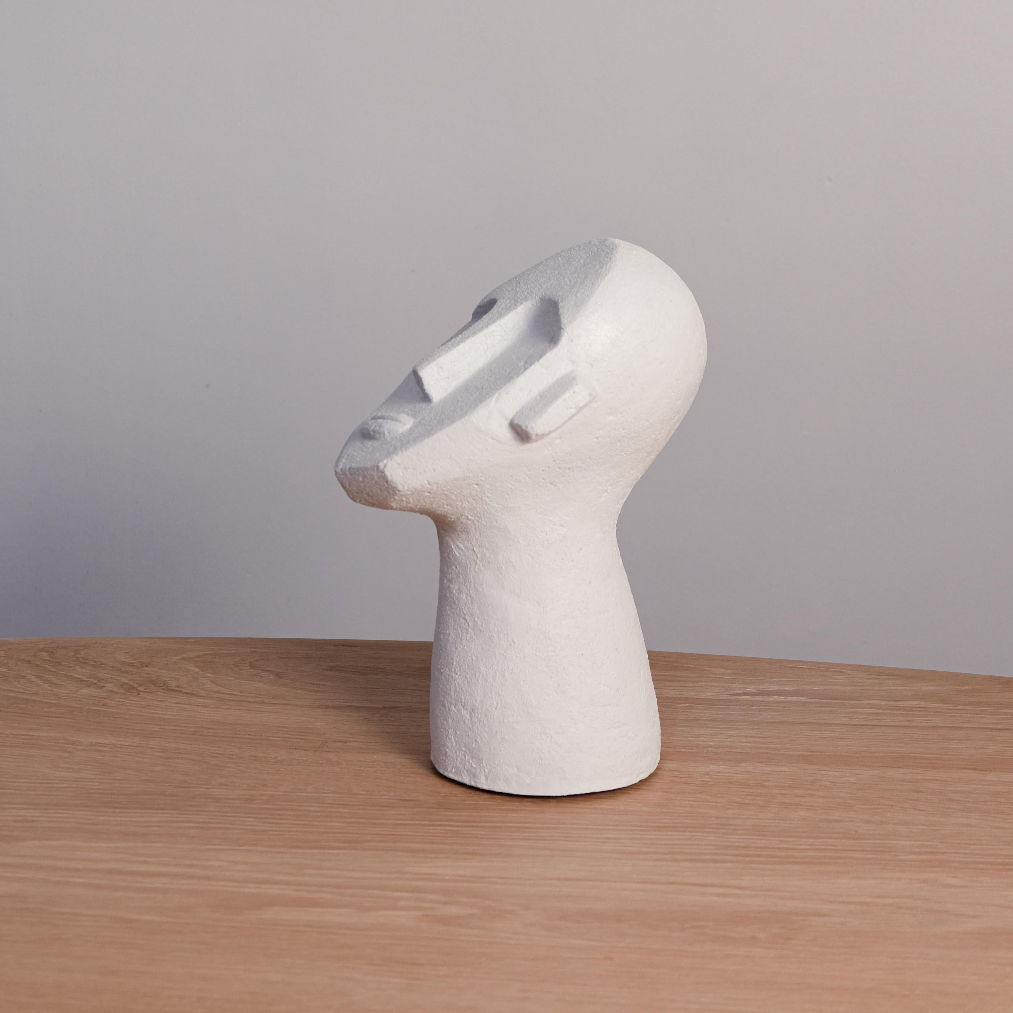 Danois Sculpture de masque de table de style brutaliste moulé en ciment blanc en vente