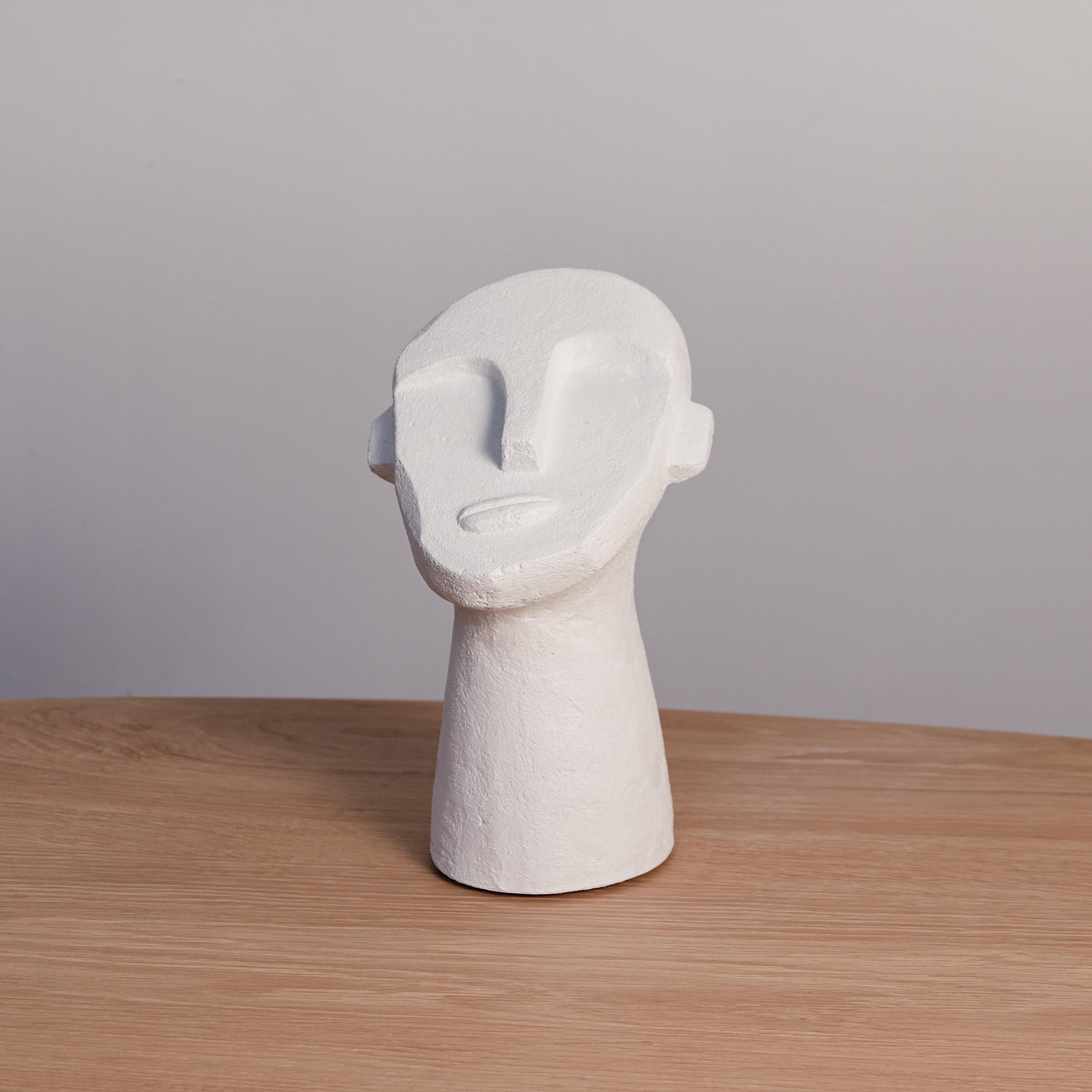 Brutalisme Sculpture de masque de table de style brutaliste moulé en ciment blanc en vente