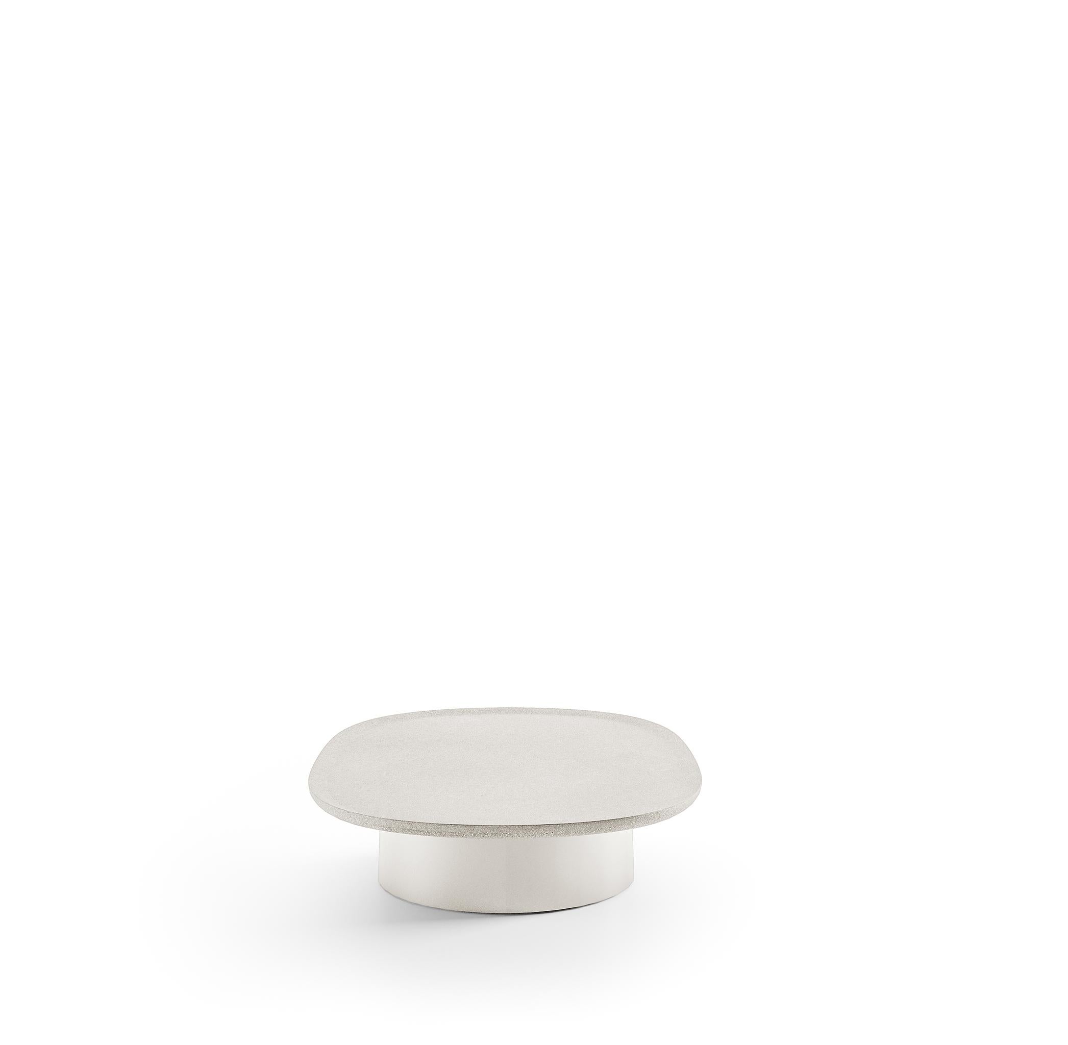 Table ovale Louisa 3 de Vincent Van Duysen en ciment blanc. 
Fabrication artisanale en Italie exclusivement par C.I.C.. 

La collection Louisa de Vincent Van Duysen propose des tables basses irrésistiblement tactiles. Cette version ovale est idéale