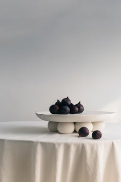 Centre de table blanc Piedi Ovale Organic Modern Cast Stone d'Alentes Atelier