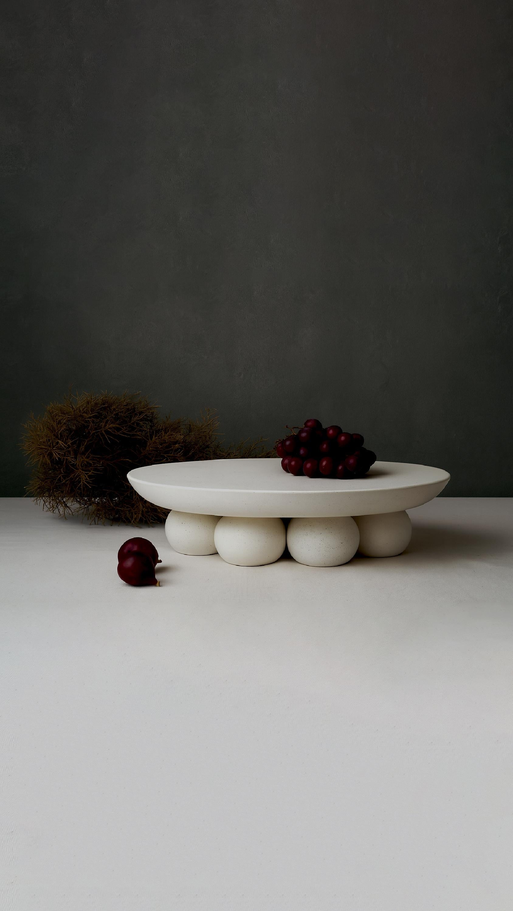 Centrotavola bianco Piedi ovali organici moderni in pietra fusa di Atelier A. Stone in vendita 3