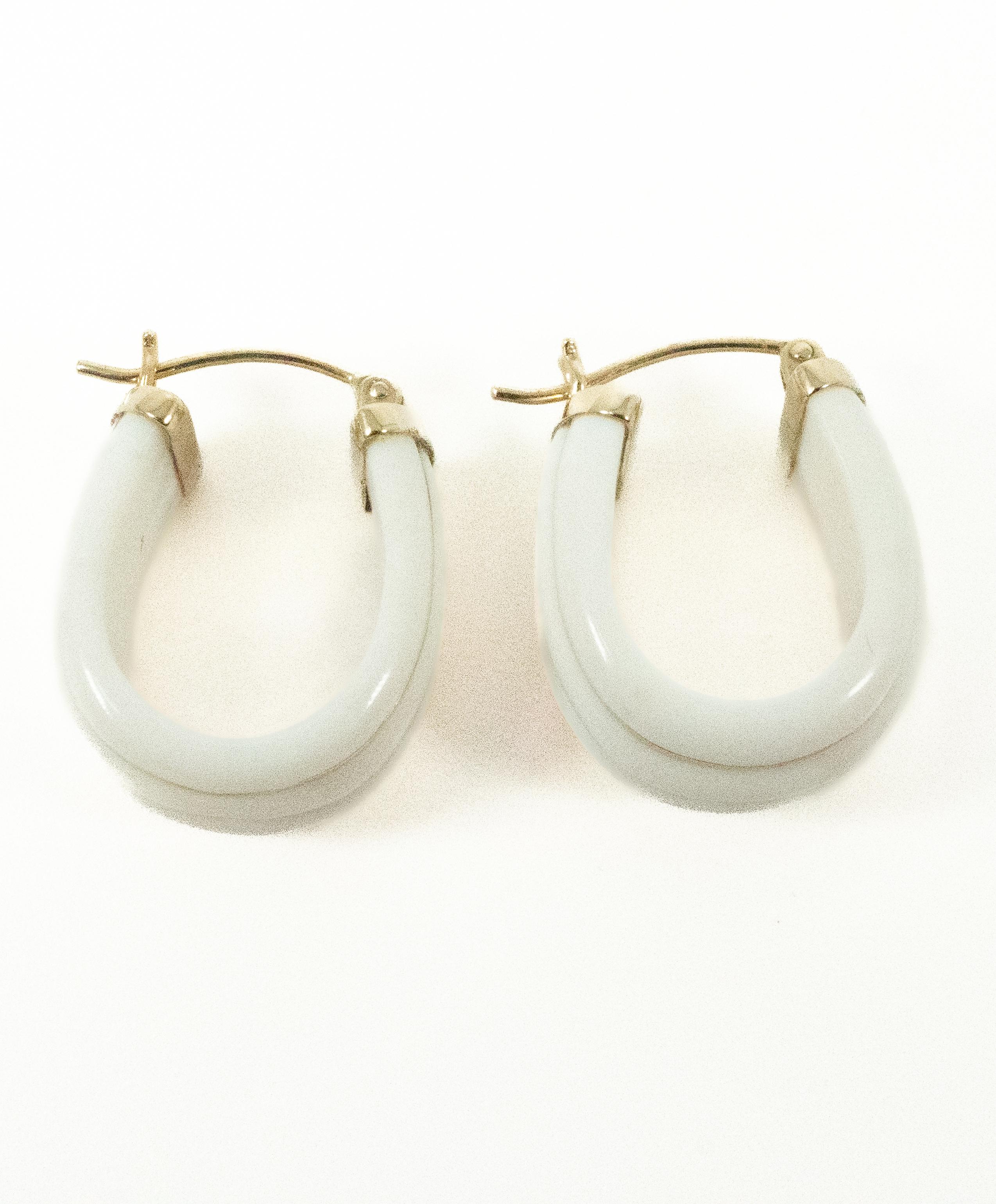 White Ceramic and 14 Karat Yellow Gold Hoop Earrings In Good Condition For Sale In Dallas, TX