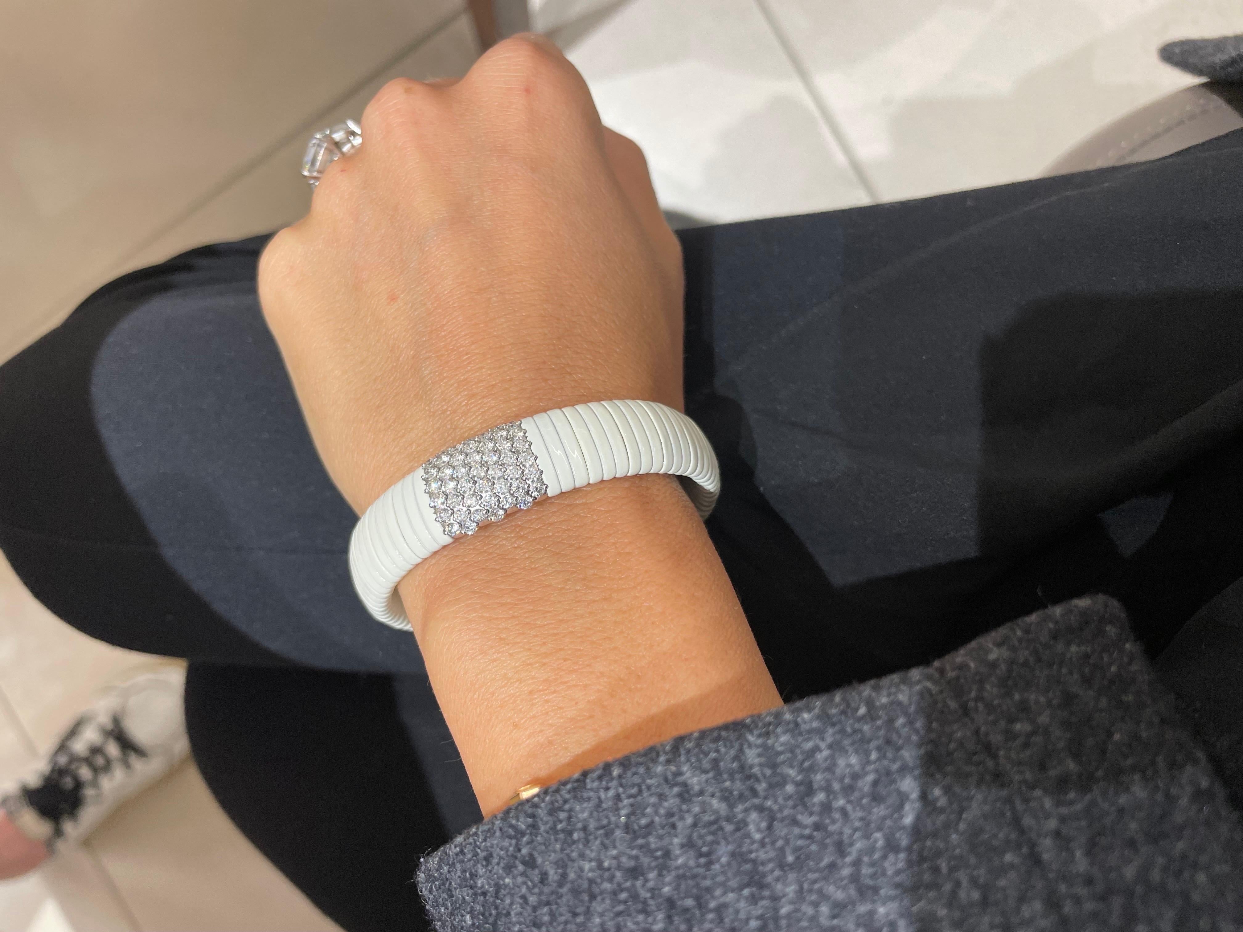 Bracciale elastico in ceramica bianca e diamanti da 1,81 carati in vendita 1