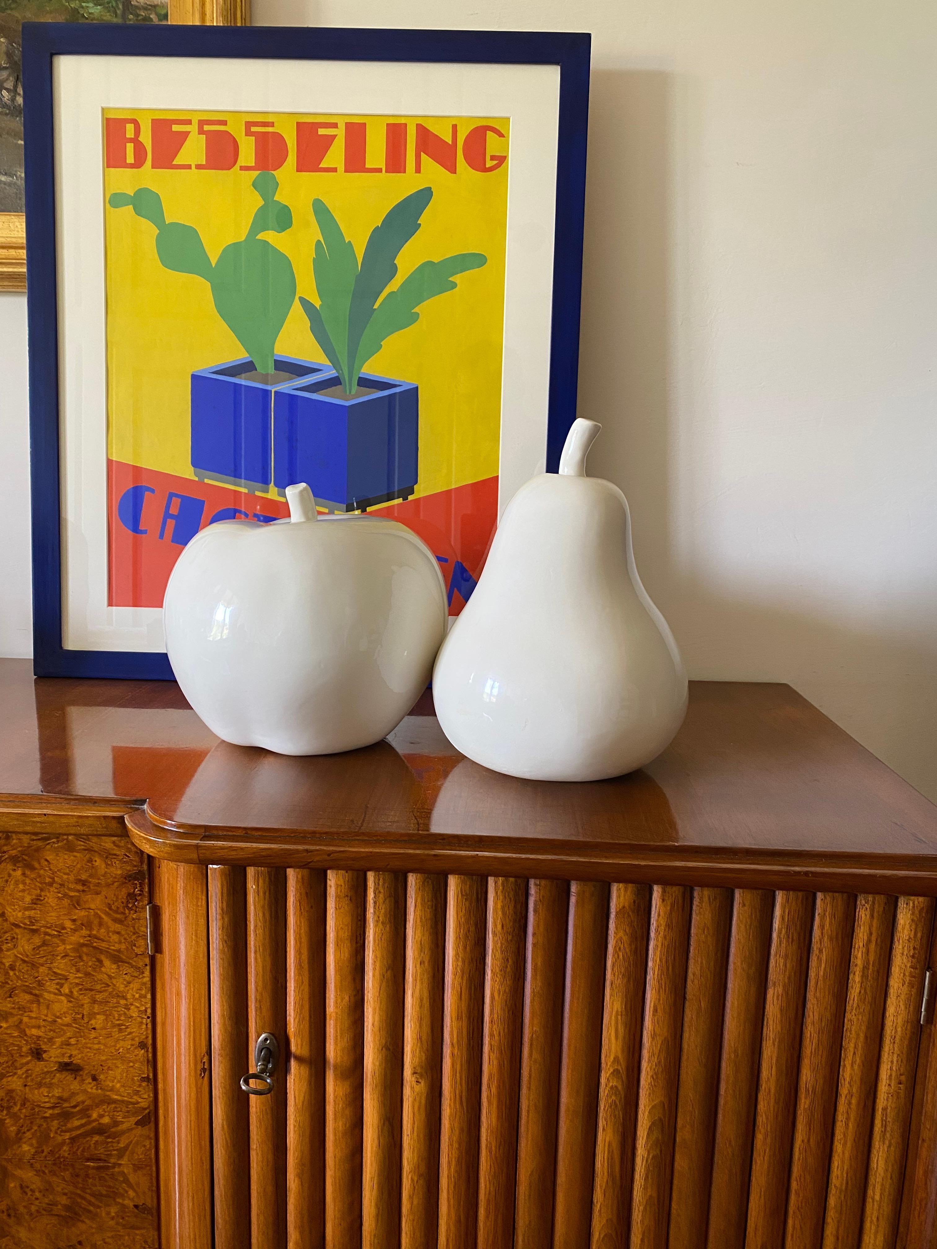 White ceramic Apple and Pear sculptures

Italy ca. 1980

ceramic

Apple: H 26.5 cm - Diam. 26.5 cm

Pear: H 31.5 cm - Diam. 21 cm

Conditions: excellent no defects