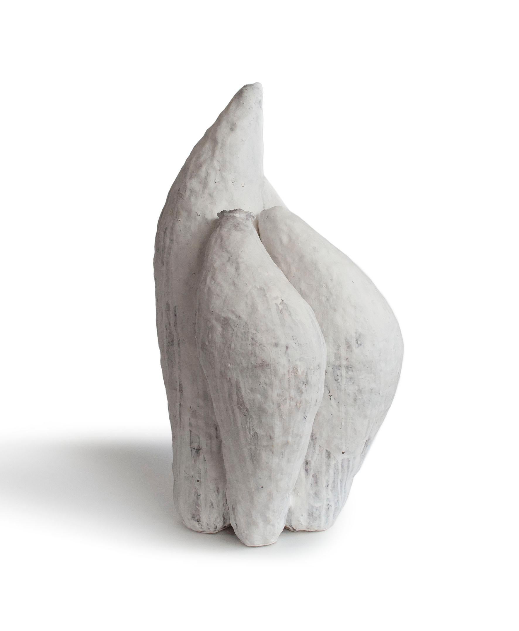 Weiße Keramik Kunstwerk signiert von Jojo Corväiá
Serie Berber
Maße: H 80 x B 42 x T 50 cm
MATERIALIEN: Ton, Porzellan, natürliche Pigmente. 

Jojo Corväiá: 
Im Grunde genommen geht es mir nicht um Perfektion.
Das Fehlen von Fehlern und