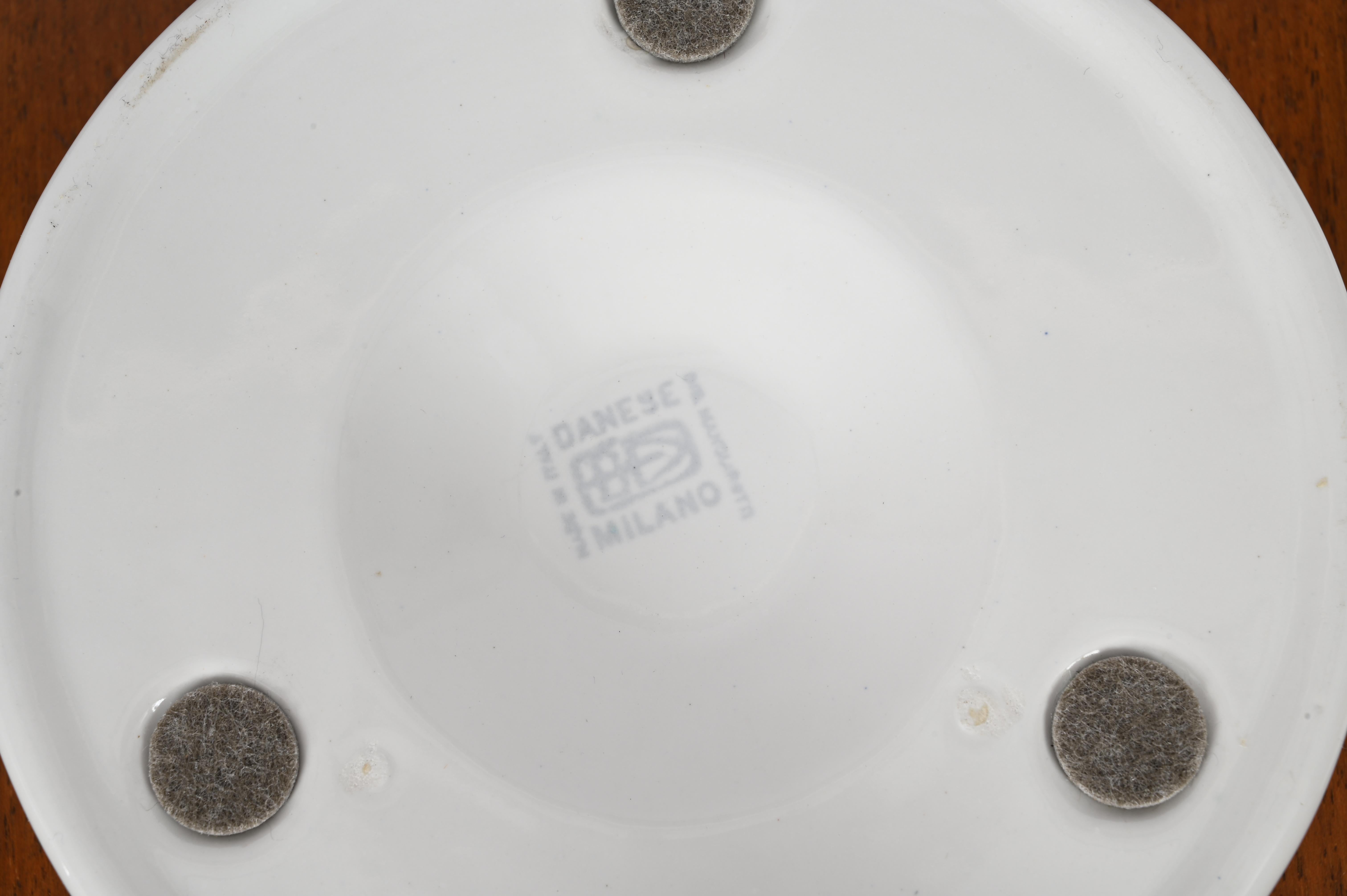 White Ceramic Ashtray Signed by Angelo Mangiarotti for Danese Milano, Italy 1964 In Good Condition For Sale In Roma, IT