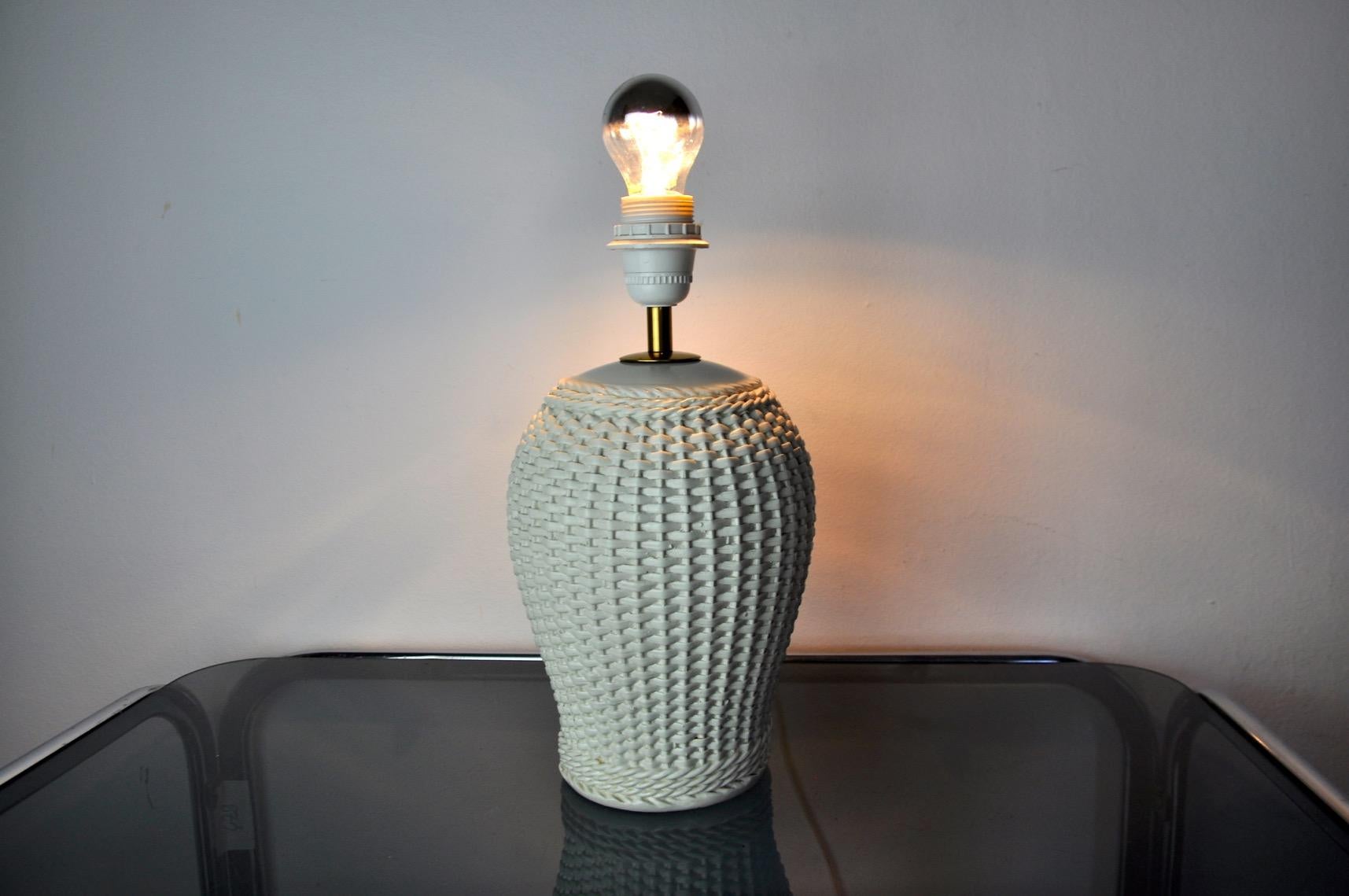 Magnífica y rara lámpara de ratán o bambú con efecto cerámico, diseñada y fabricada en Italia en la década de 1970.
Base de cerámica blanca y metal dorado, la lámpara puede alojar perfectamente una pantalla.
Objeto único que iluminará a la