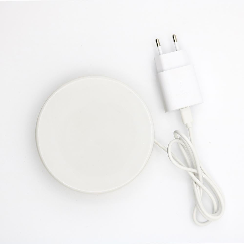 Une base en céramique,
qui recharge rapidement votre téléphone, d'un coup de baguette magique.
 
Un cercle, 
une pierre, 
réalisée avec le soin que requiert la céramique.

Une puissante technologie de charge sans fil garantit une alimentation