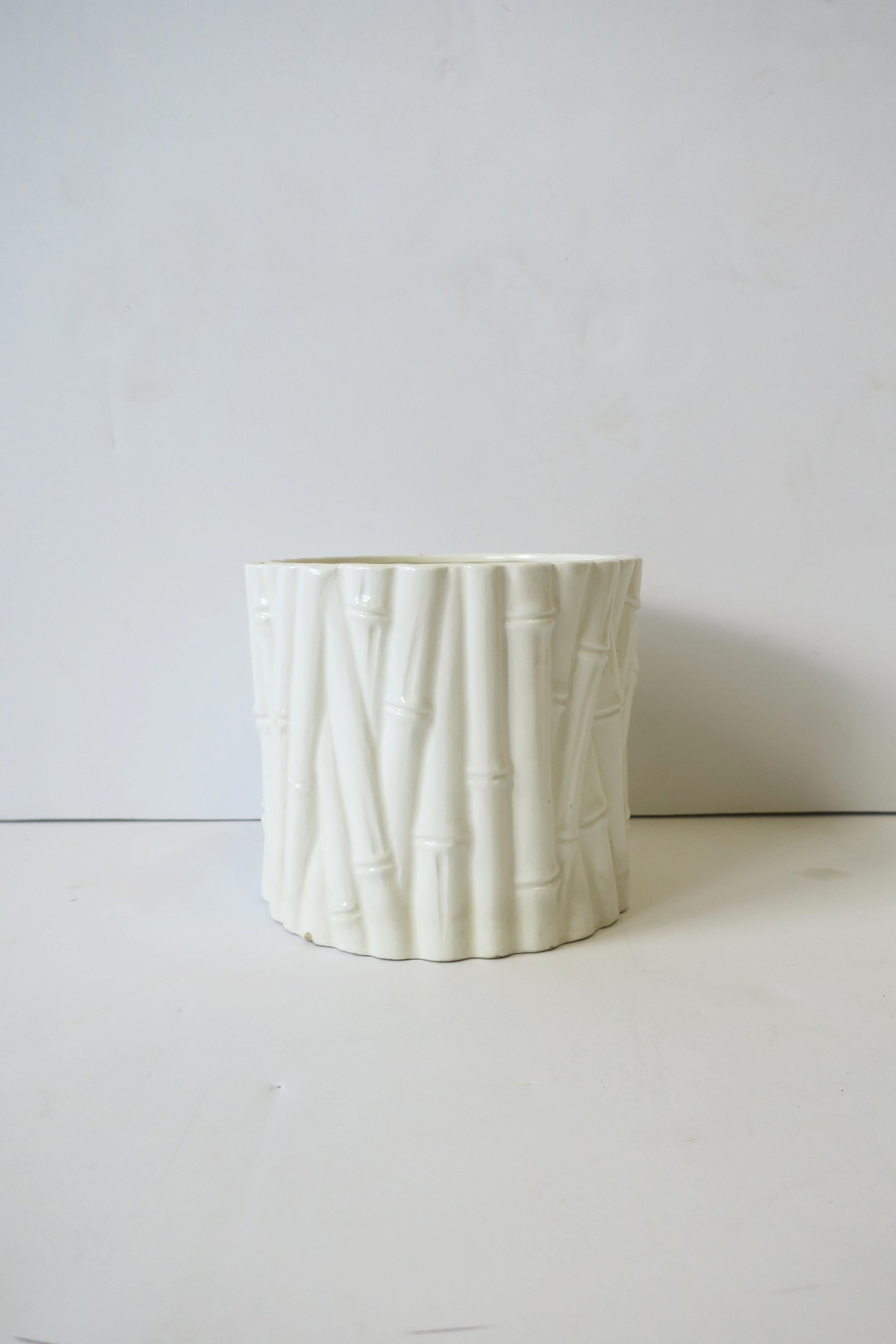 Vernissé Cache-pot ou jardinière en céramique blanche avec motif de bambou en vente