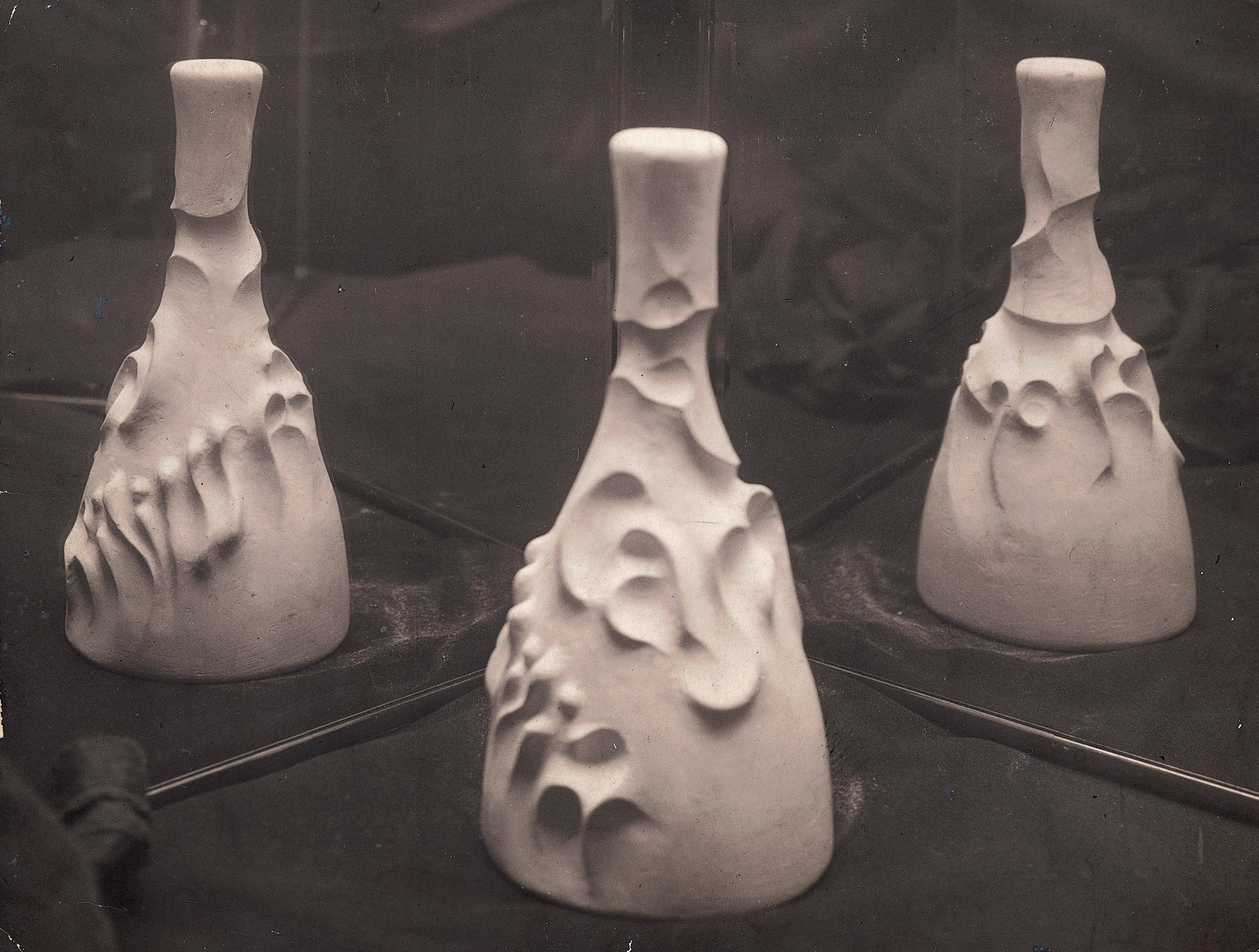 White Ceramic Casa De Familia Bottle Vase by Josep Maria Jujol, Spanish design For Sale 3