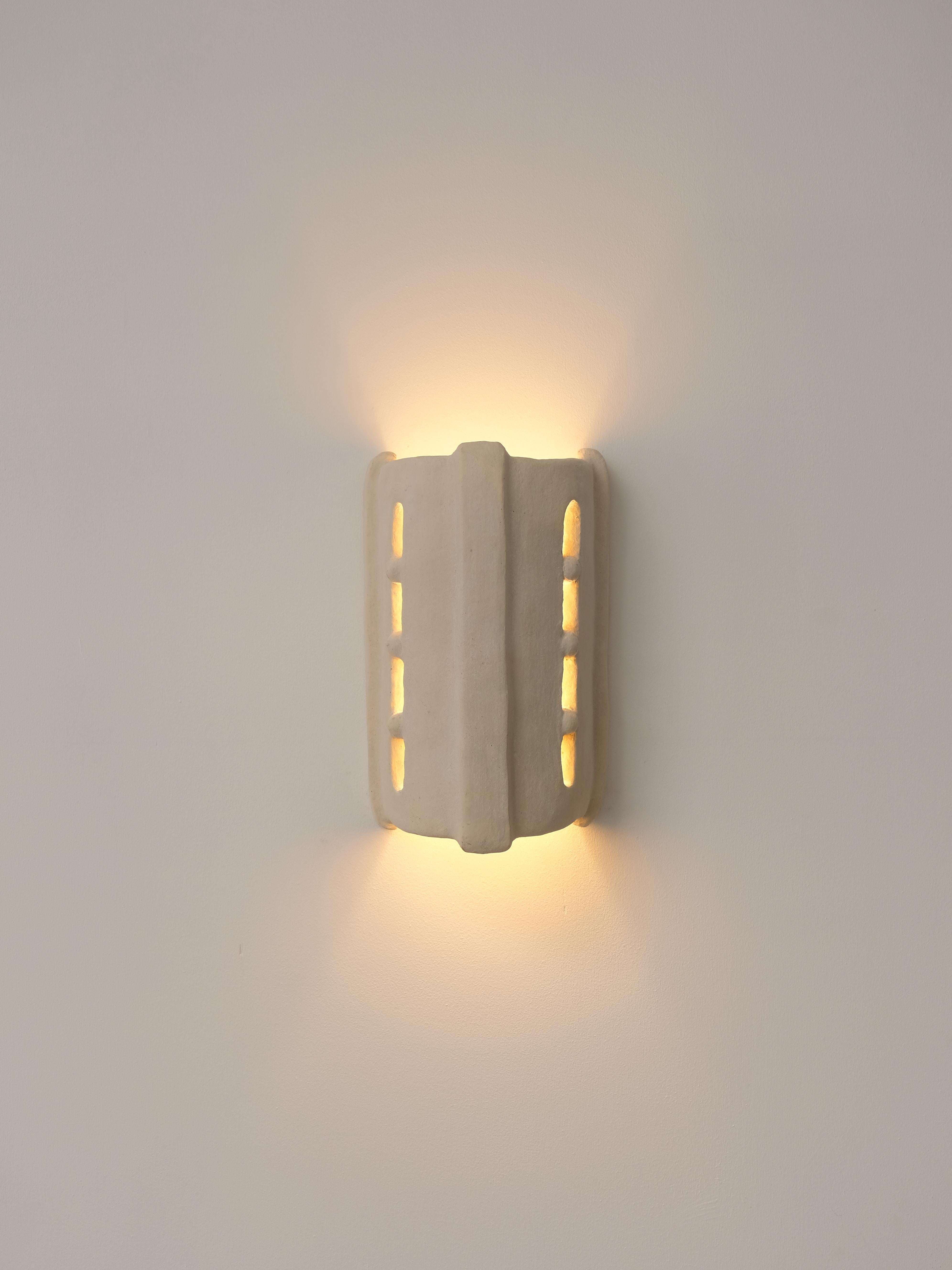 Lampada da parete contemporanea in ceramica bianca Realizzata con argilla locale lavorata a mano In condizioni Nuovo in vendita a Marseille, FR
