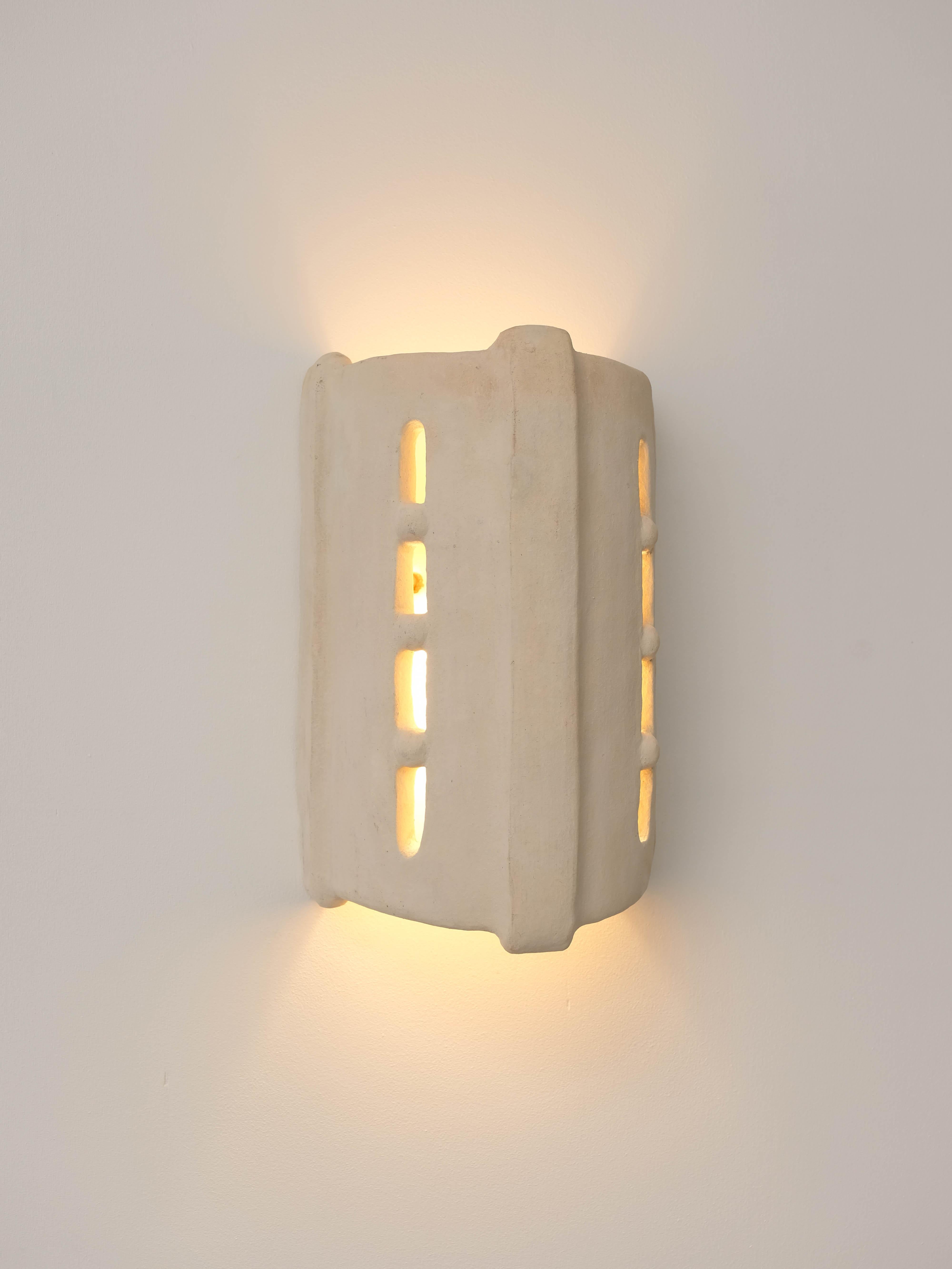 Marocchino Lampada da parete contemporanea in ceramica bianca Realizzata con argilla locale lavorata a mano in vendita