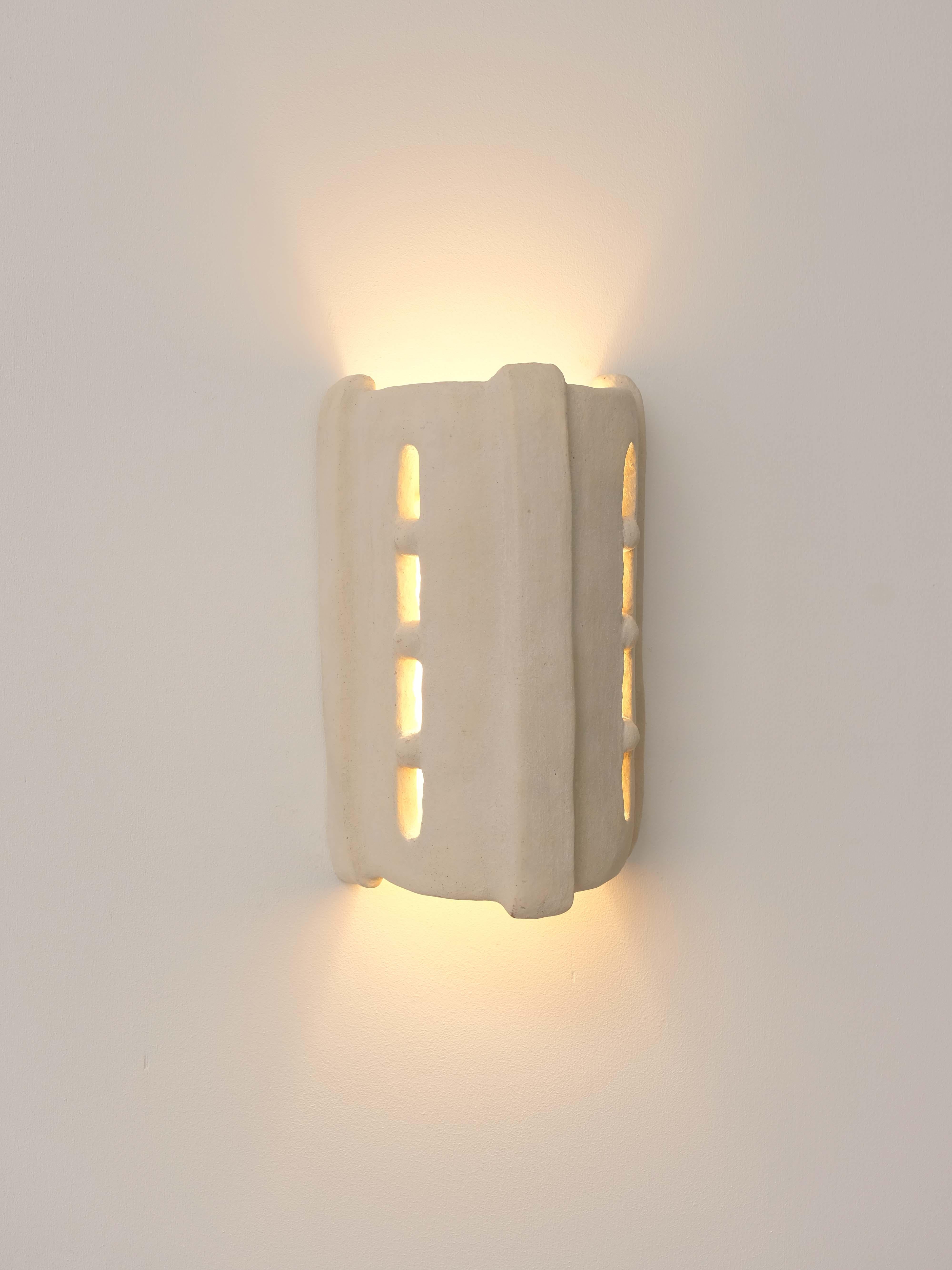 XXI secolo e contemporaneo Lampada da parete contemporanea in ceramica bianca Realizzata con argilla locale lavorata a mano in vendita