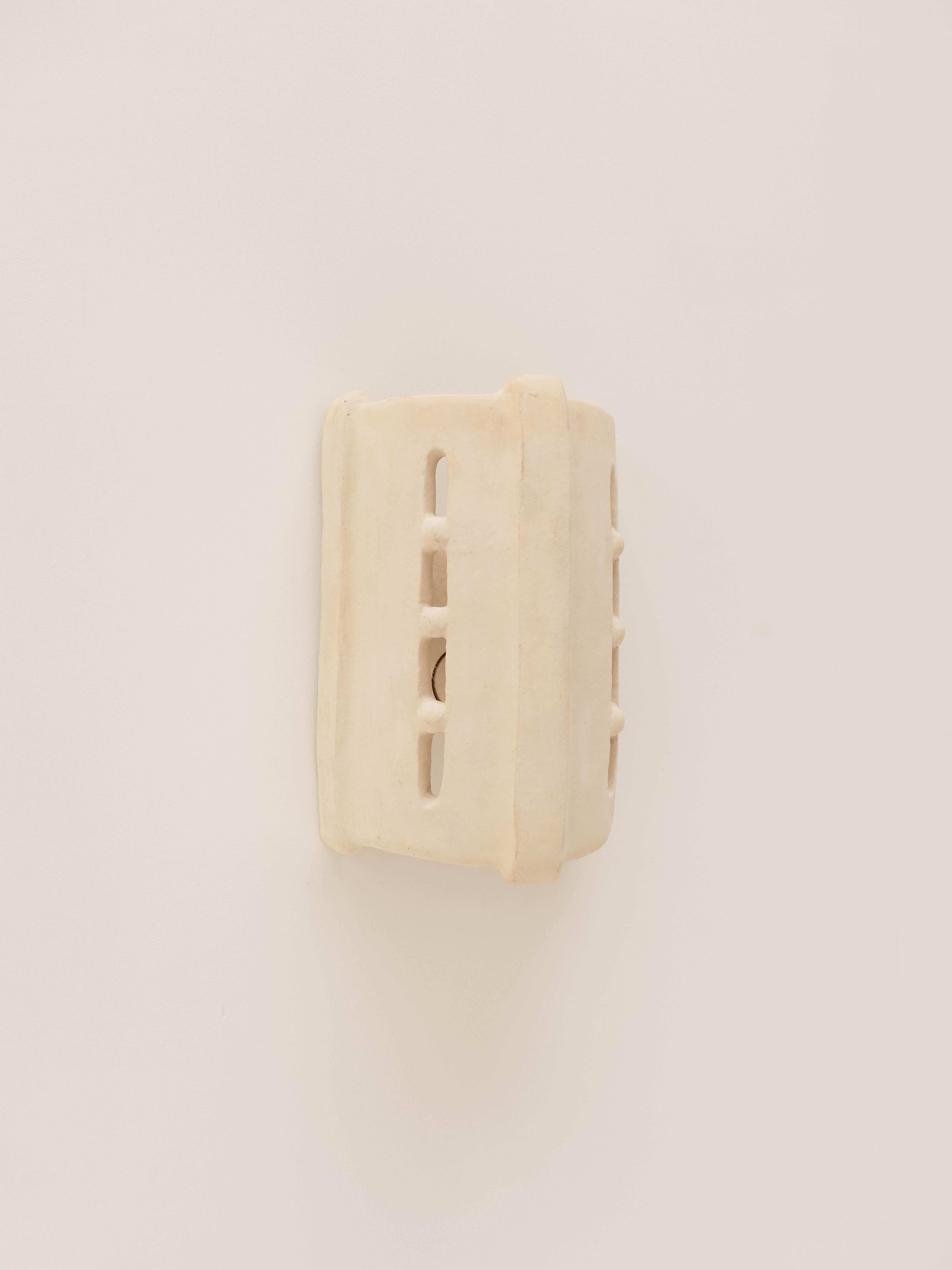 Argilla Lampada da parete contemporanea in ceramica bianca Realizzata con argilla locale lavorata a mano in vendita