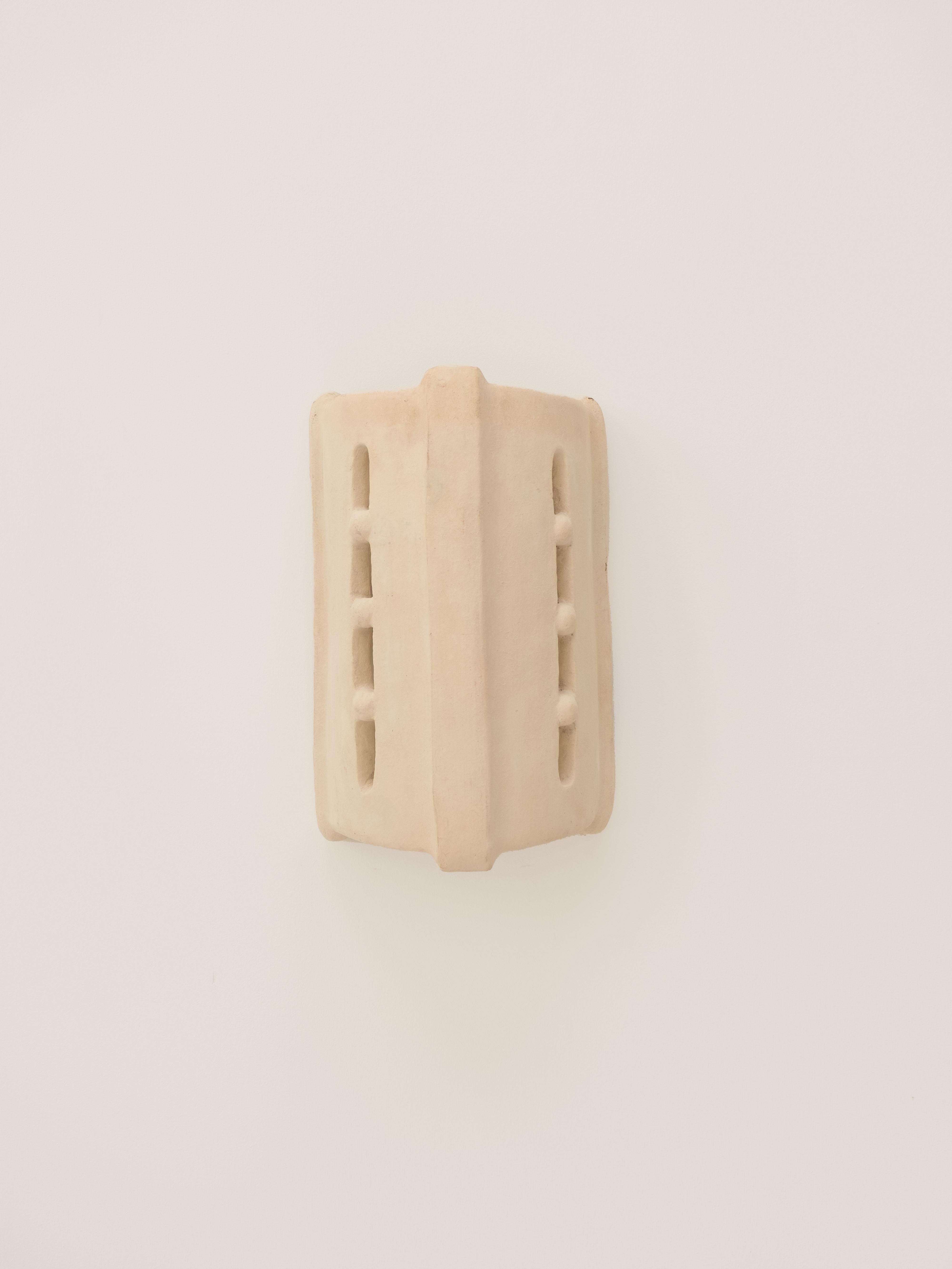 - Lampada da parete in ceramica bianca costruita a mano
- realizzati con l'argilla raccolta nei dintorni del vasaio.
- realizzato nelle montagne del Rif marocchino dalla ceramista Houda.
- creato dal team della ceramista Houda x memòri
- produzione