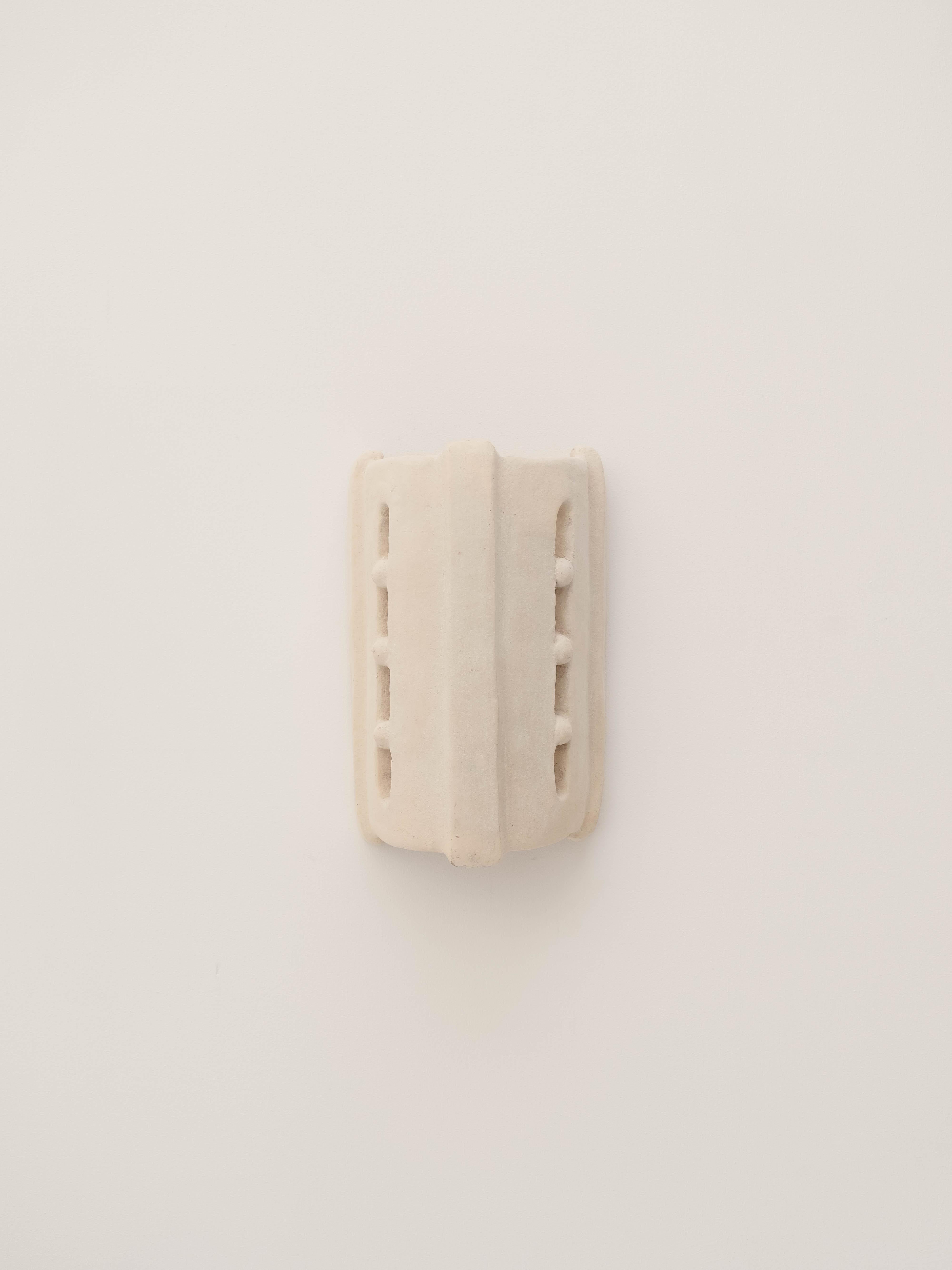 Cotto in fornace Lampada da parete contemporanea in ceramica bianca Realizzata con argilla locale lavorata a mano in vendita