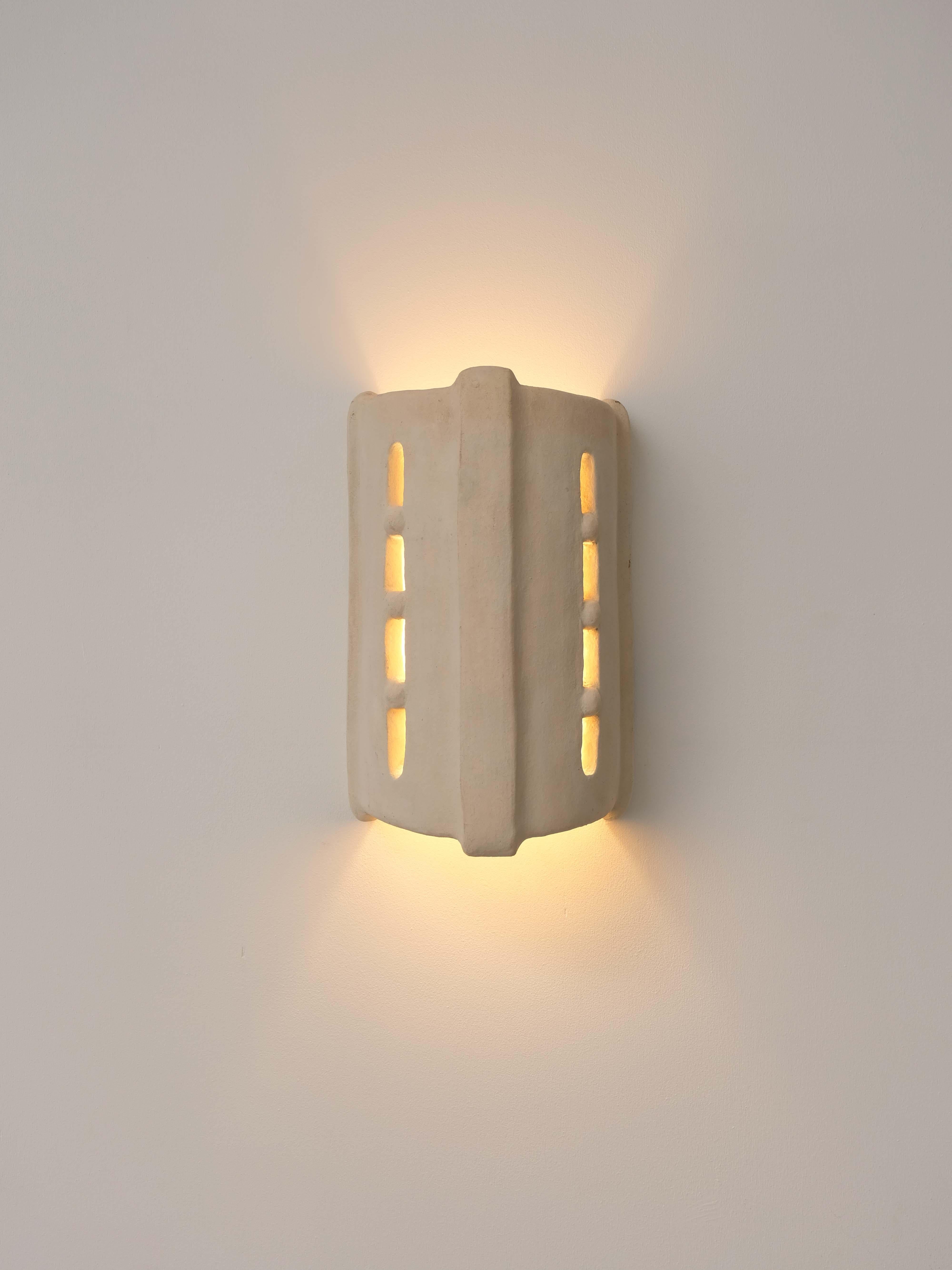 Lampada da parete contemporanea in ceramica bianca Realizzata con argilla locale lavorata a mano in vendita 1