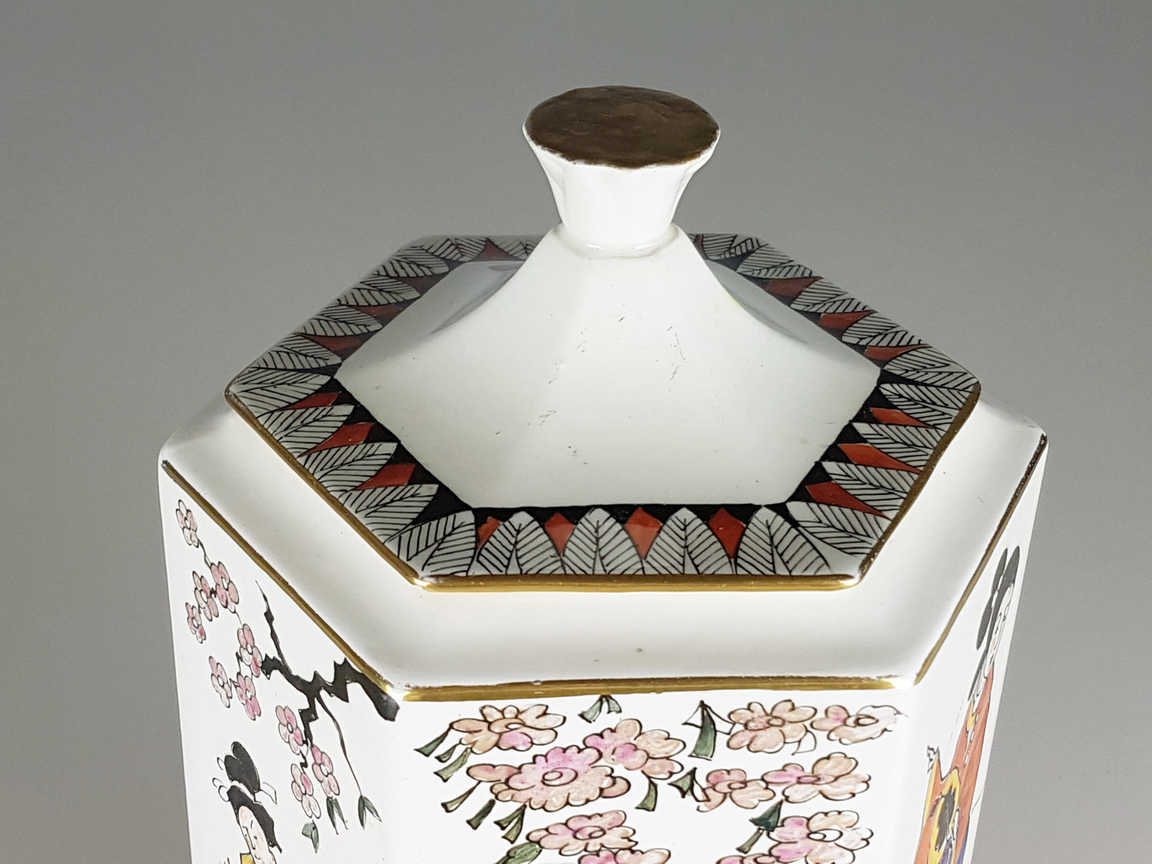 Mid-20th Century White Ceramic Deco Box by Guido Andloviz for Lavenia with Japanise Decoration For Sale