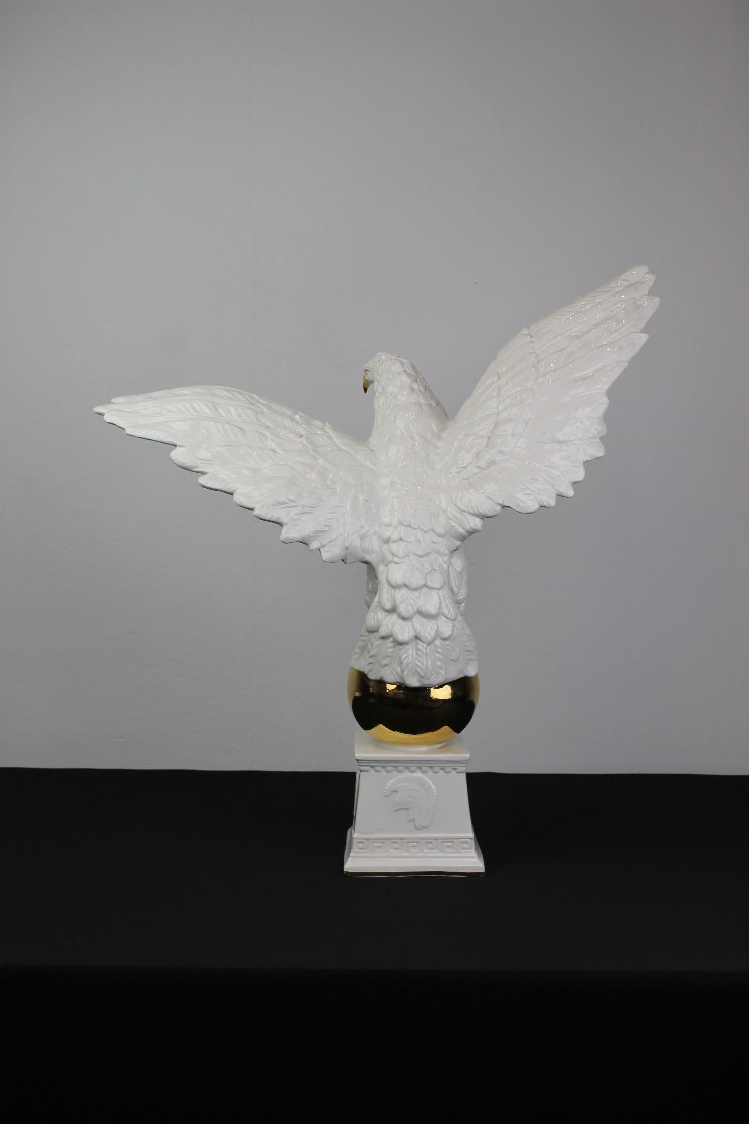 Scultura di aquila in ceramica bianca, Italia, anni '70 in vendita 4