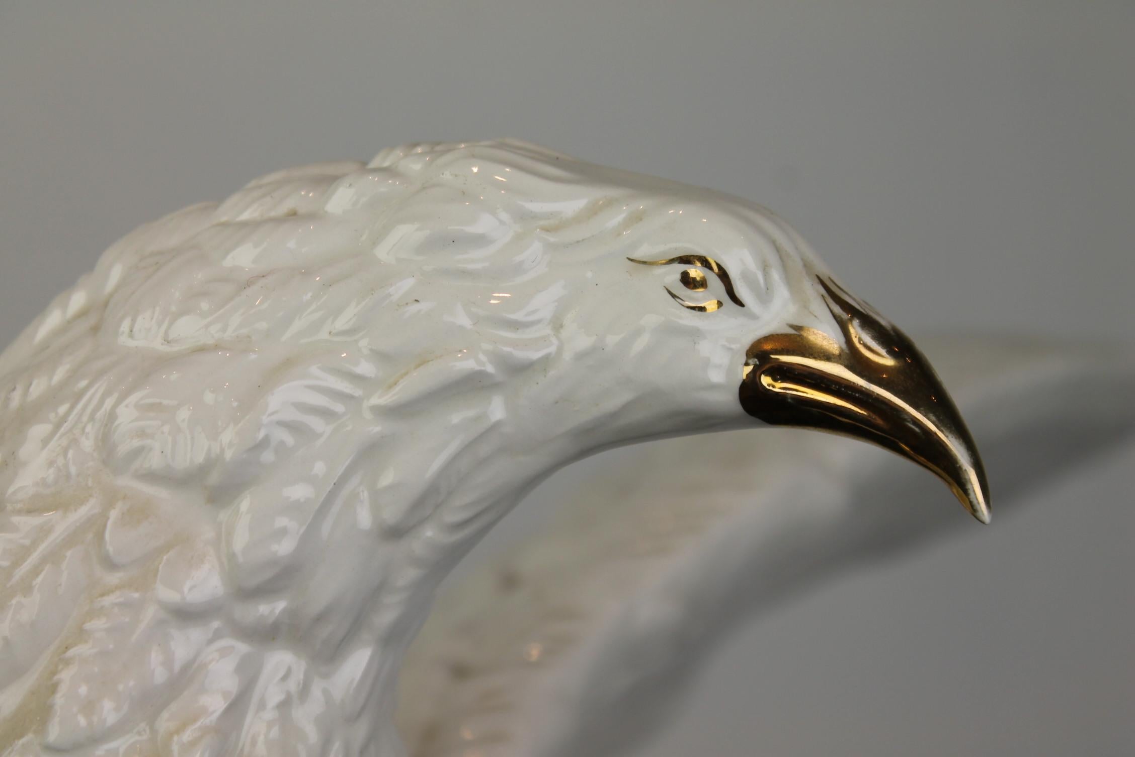 Scultura di aquila in ceramica bianca, Italia, anni '70 in vendita 8