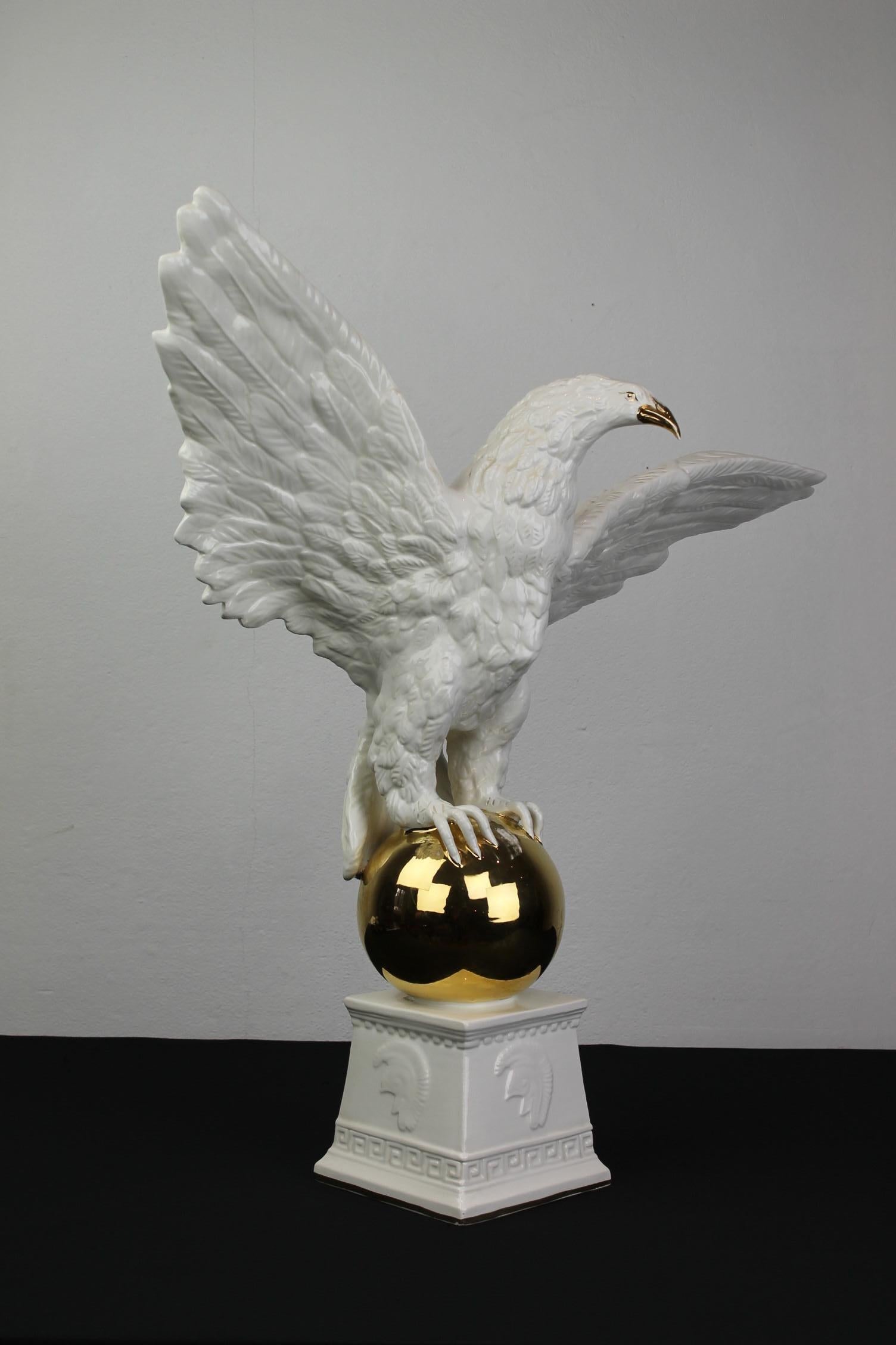 Scultura di aquila in ceramica bianca, Italia, anni '70 in vendita 9