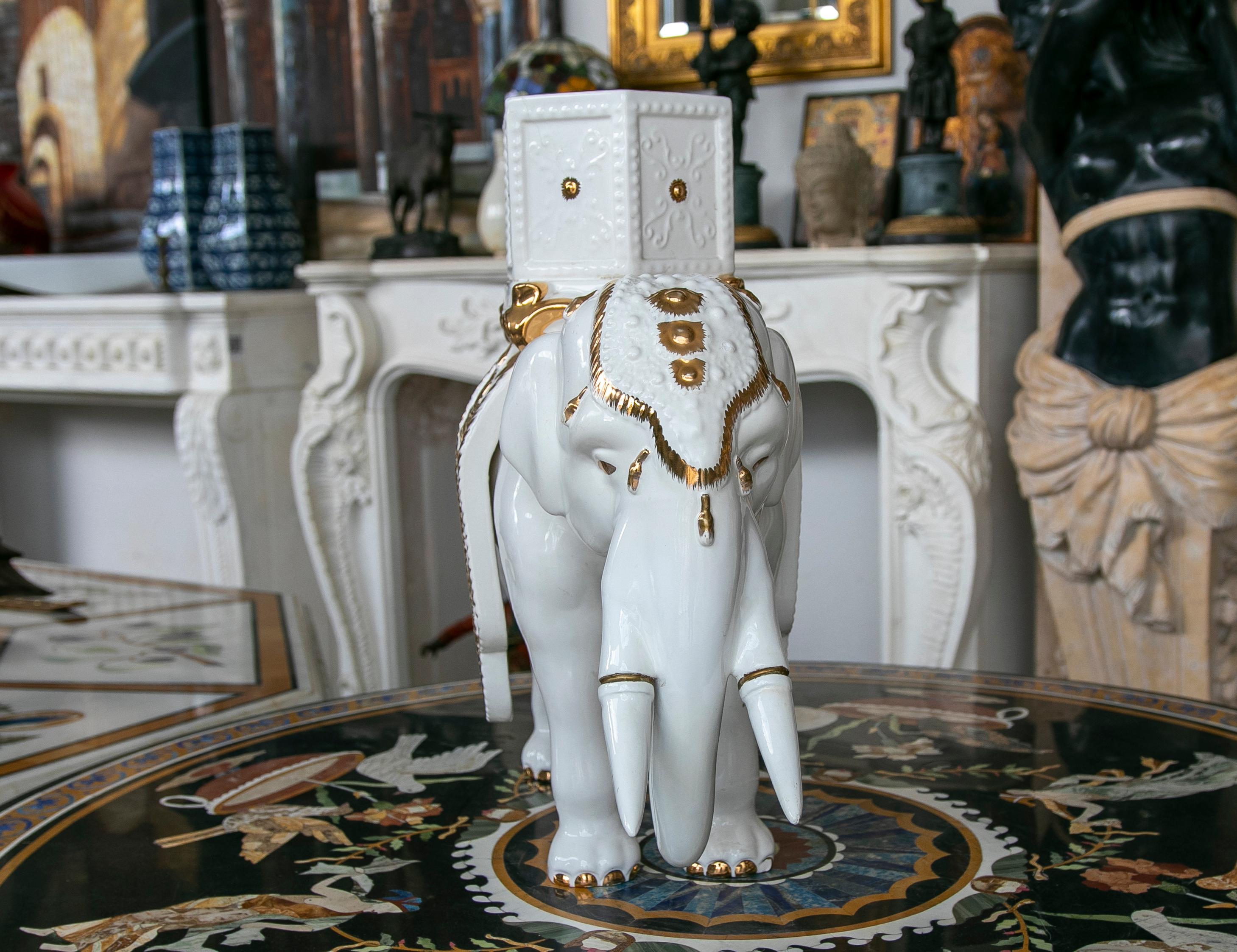 Scultura Elefante in ceramica bianca firmata 