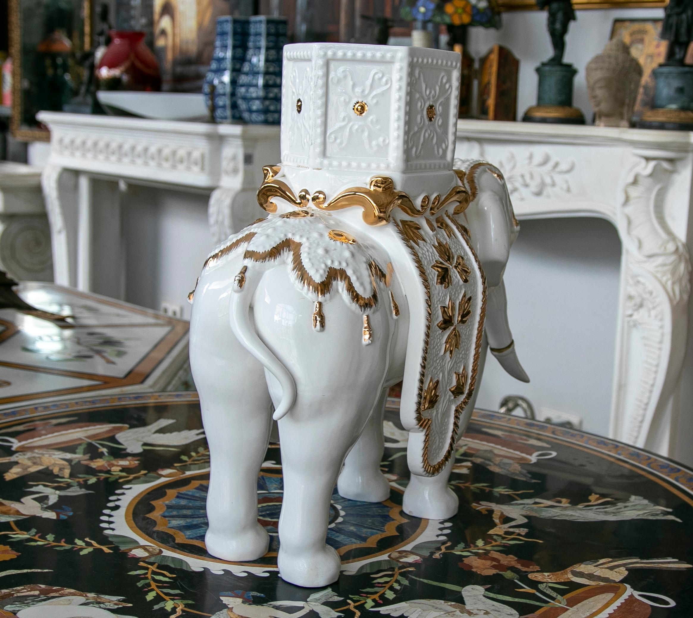 XX secolo Scultura Elefante in ceramica bianca firmata 