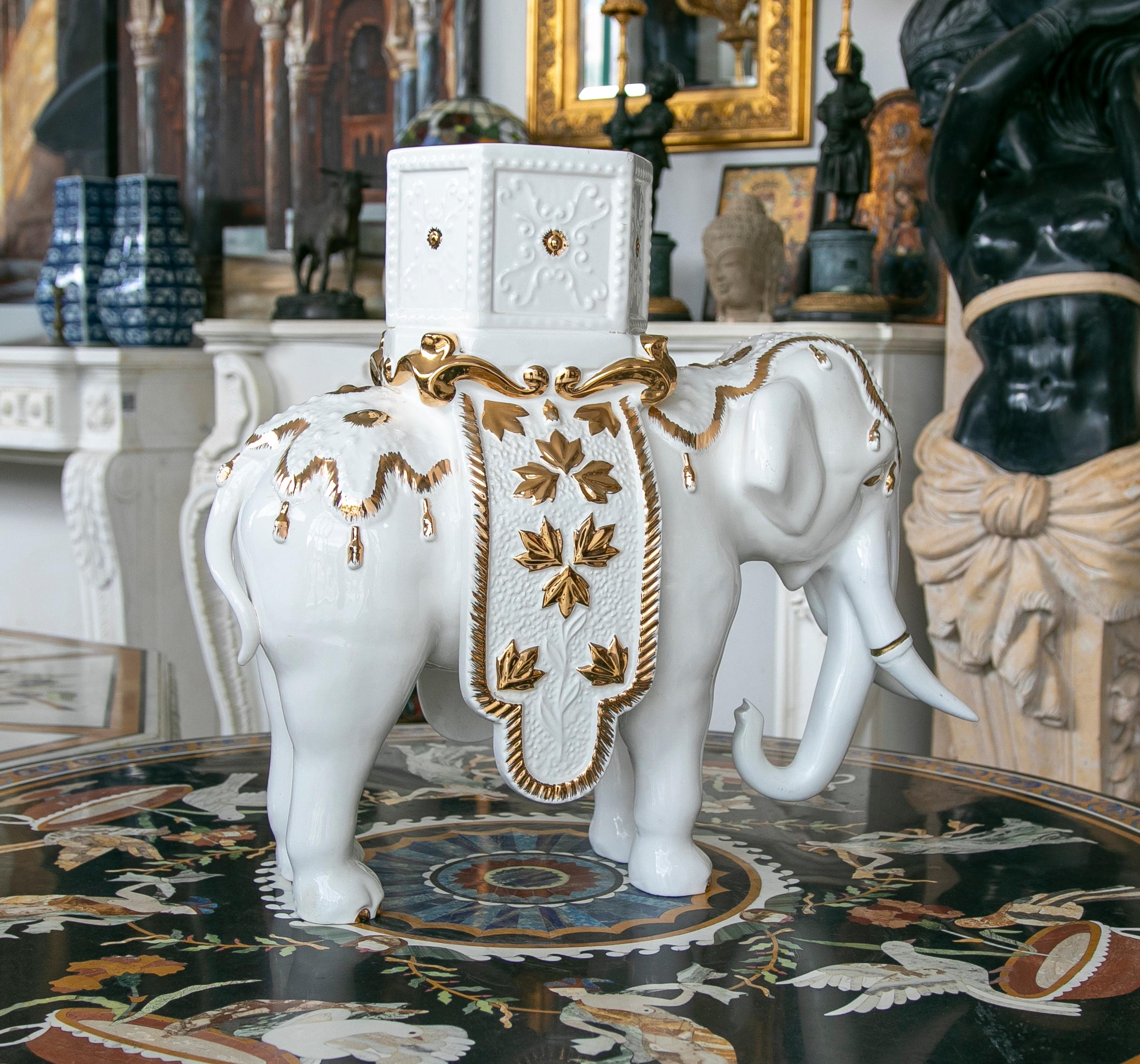 Céramique Sculpture d'éléphant en céramique blanche signée Bondia en vente