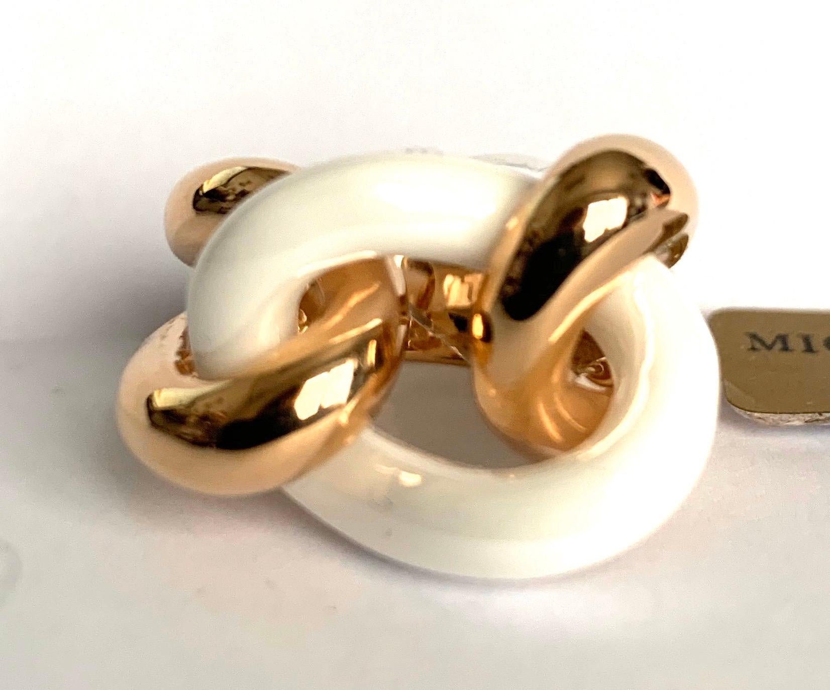 Descrizione:
Questo squisito anello groumette combina il fascino lussuoso dell'oro rosa 18 carati con la resistenza e il look moderno della ceramica bianca. Parte dell'iconica collezione Micheletto, questo anello era originariamente realizzato solo