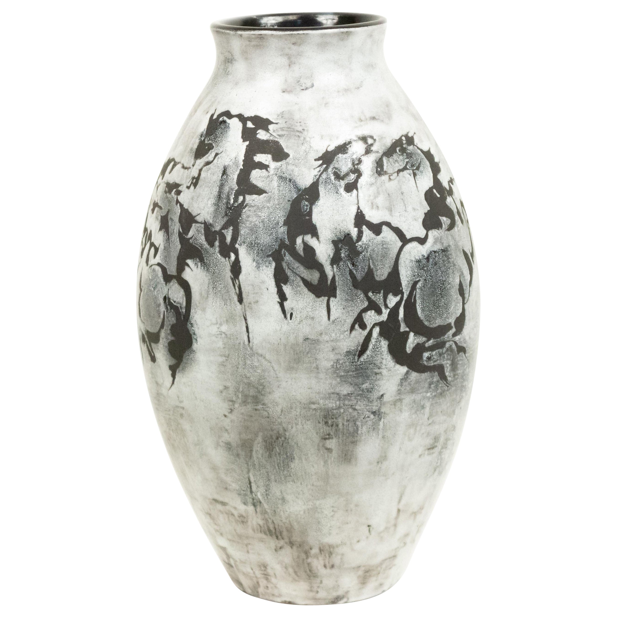 Vase en céramique blanche à motif de cheval en vente