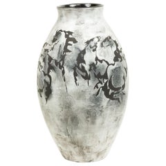 Vaso in ceramica bianca con disegno di un cavallo
