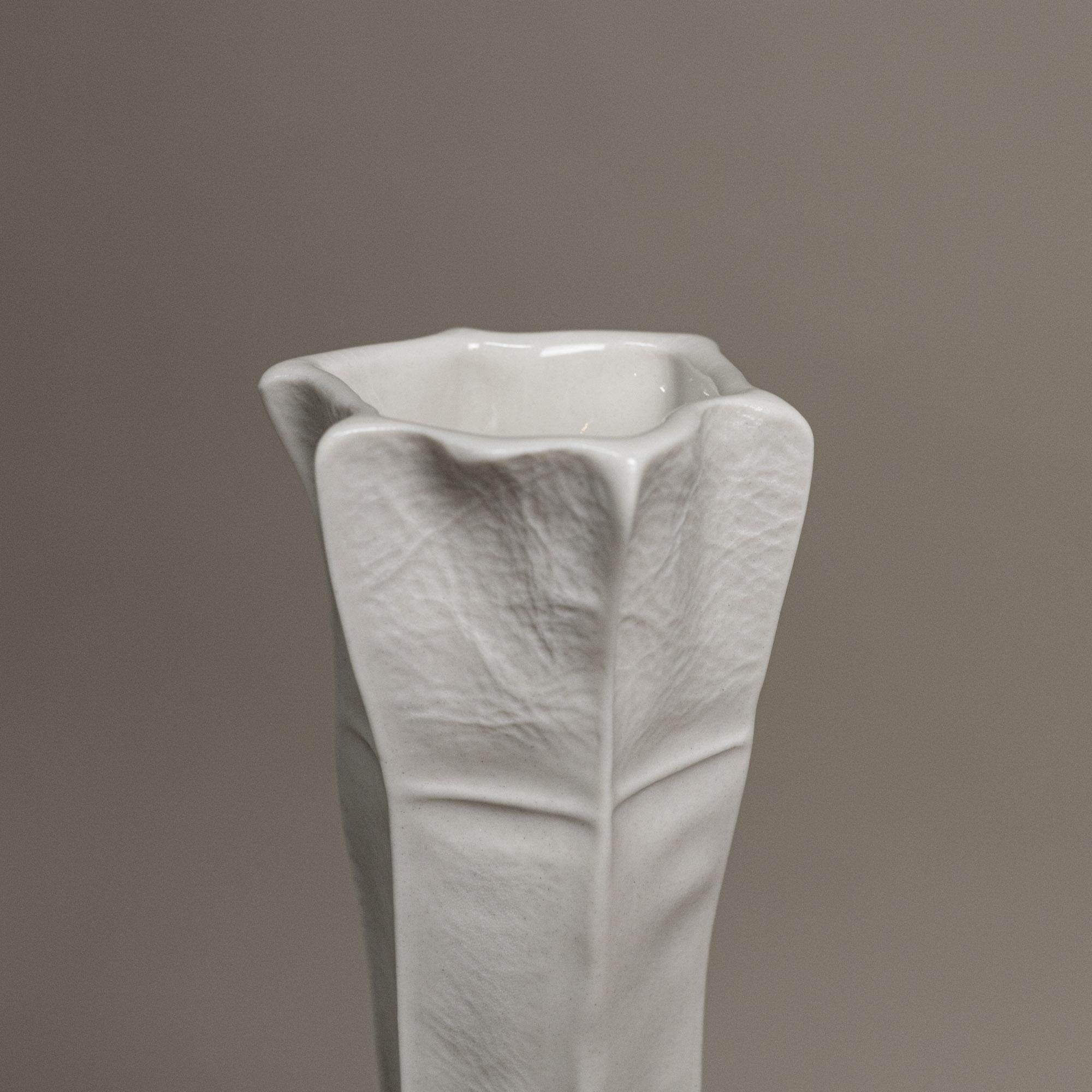 Vorrätig, Weiße Keramik Kawa Vase 12, Leder strukturiert Organic Modern porcelain (amerikanisch) im Angebot
