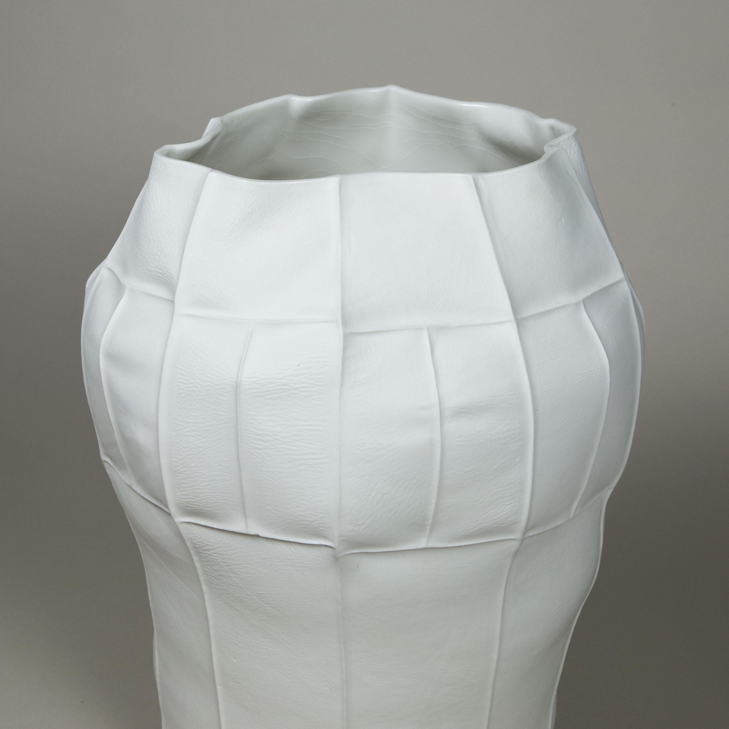 Moderne Vase Kawa en céramique blanche, grand vase 03 en porcelaine moulée en cuir, pièce maîtresse en vente
