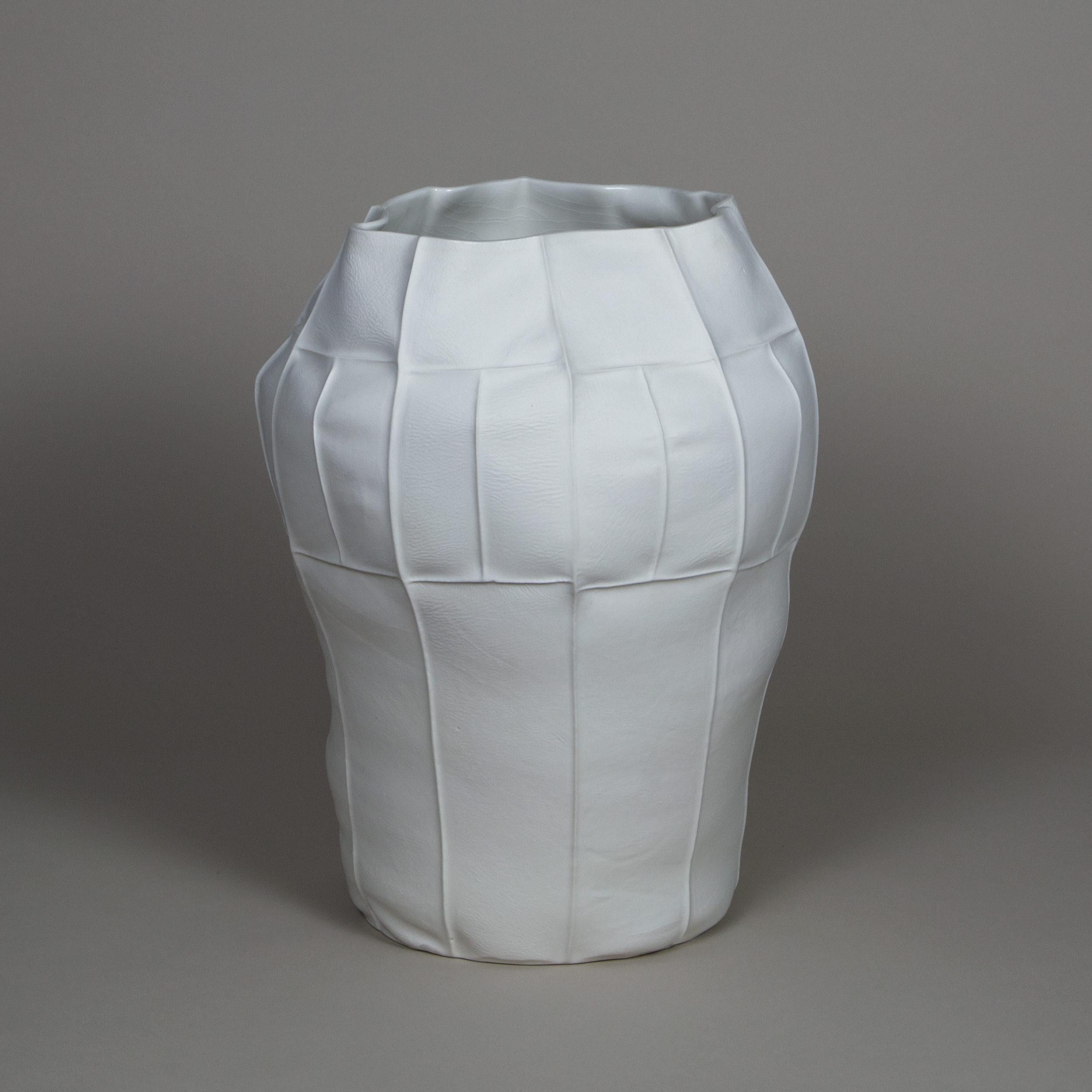Fait main Vase Kawa en céramique blanche, grand vase 03 en porcelaine moulée en cuir, pièce maîtresse en vente