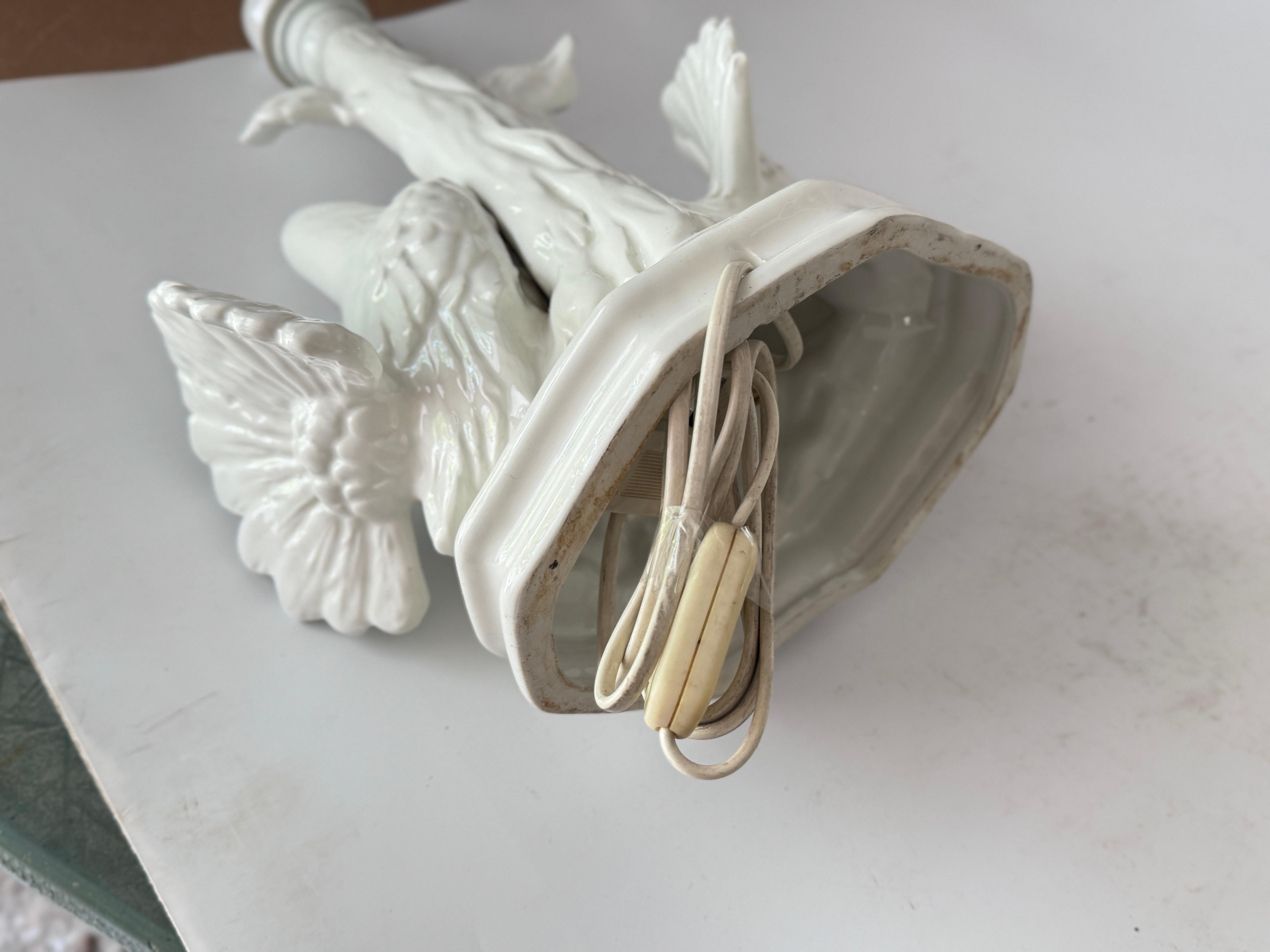 Weiße Keramiklampe Repräsentativ für Colombes Frankreich 20. (20. Jahrhundert) im Angebot