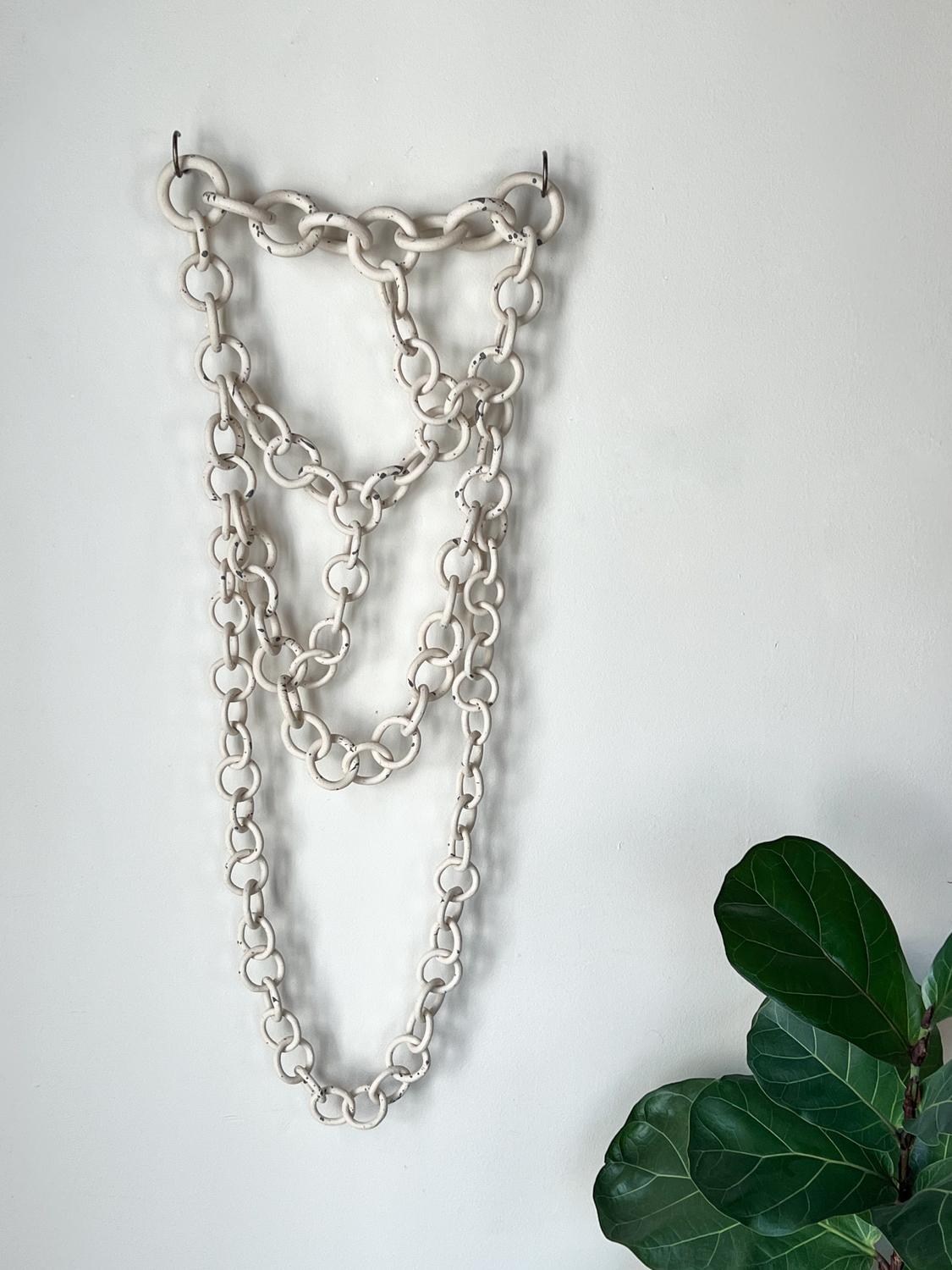 white Ceramic Link Chain Wall Sculpture in vendita 3