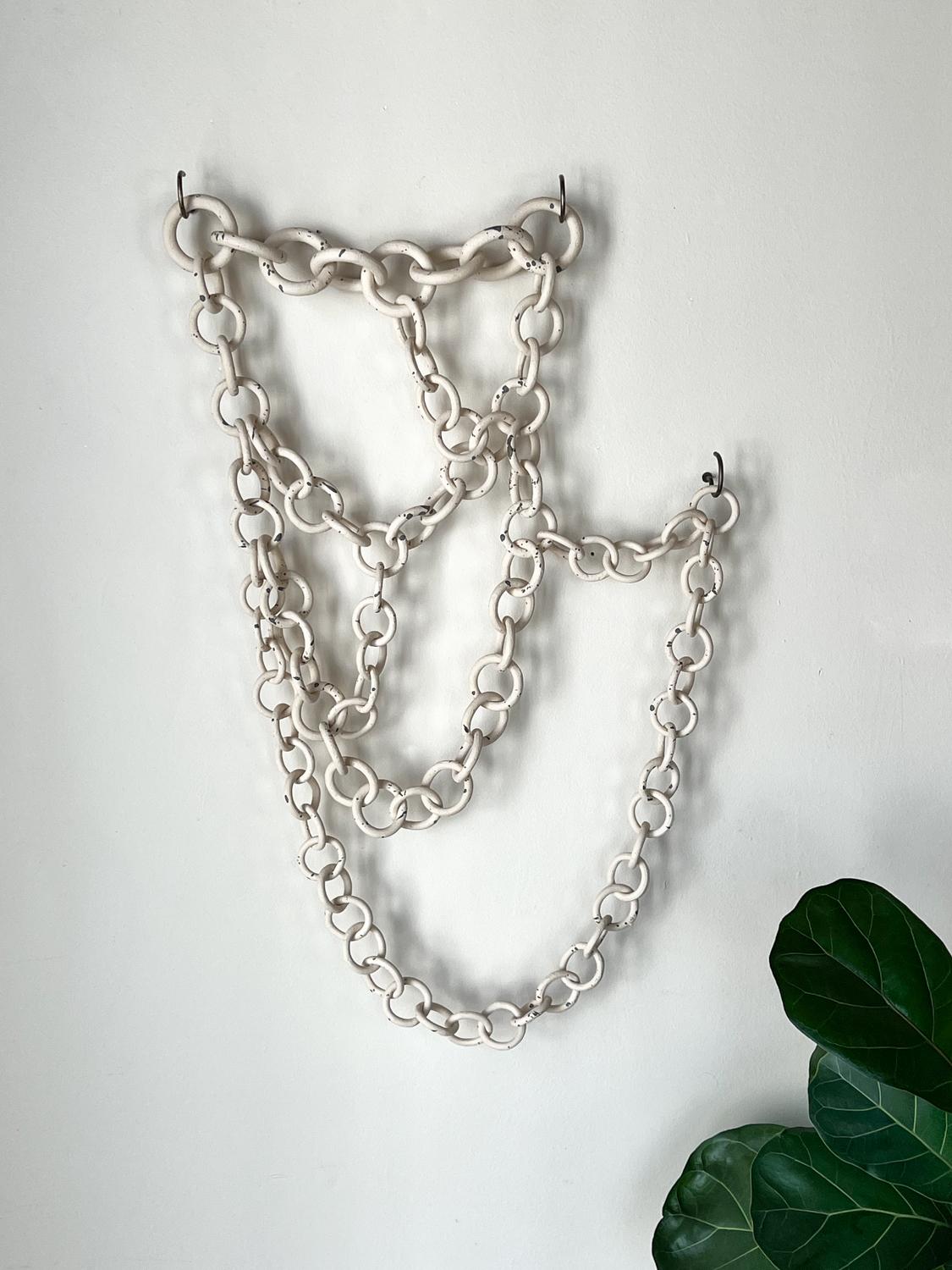 Bohémien white Ceramic Link Chain Wall Sculpture in vendita