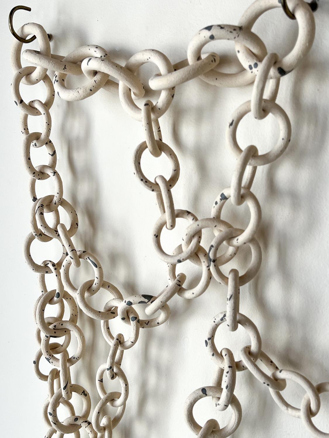 XXI secolo e contemporaneo white Ceramic Link Chain Wall Sculpture in vendita