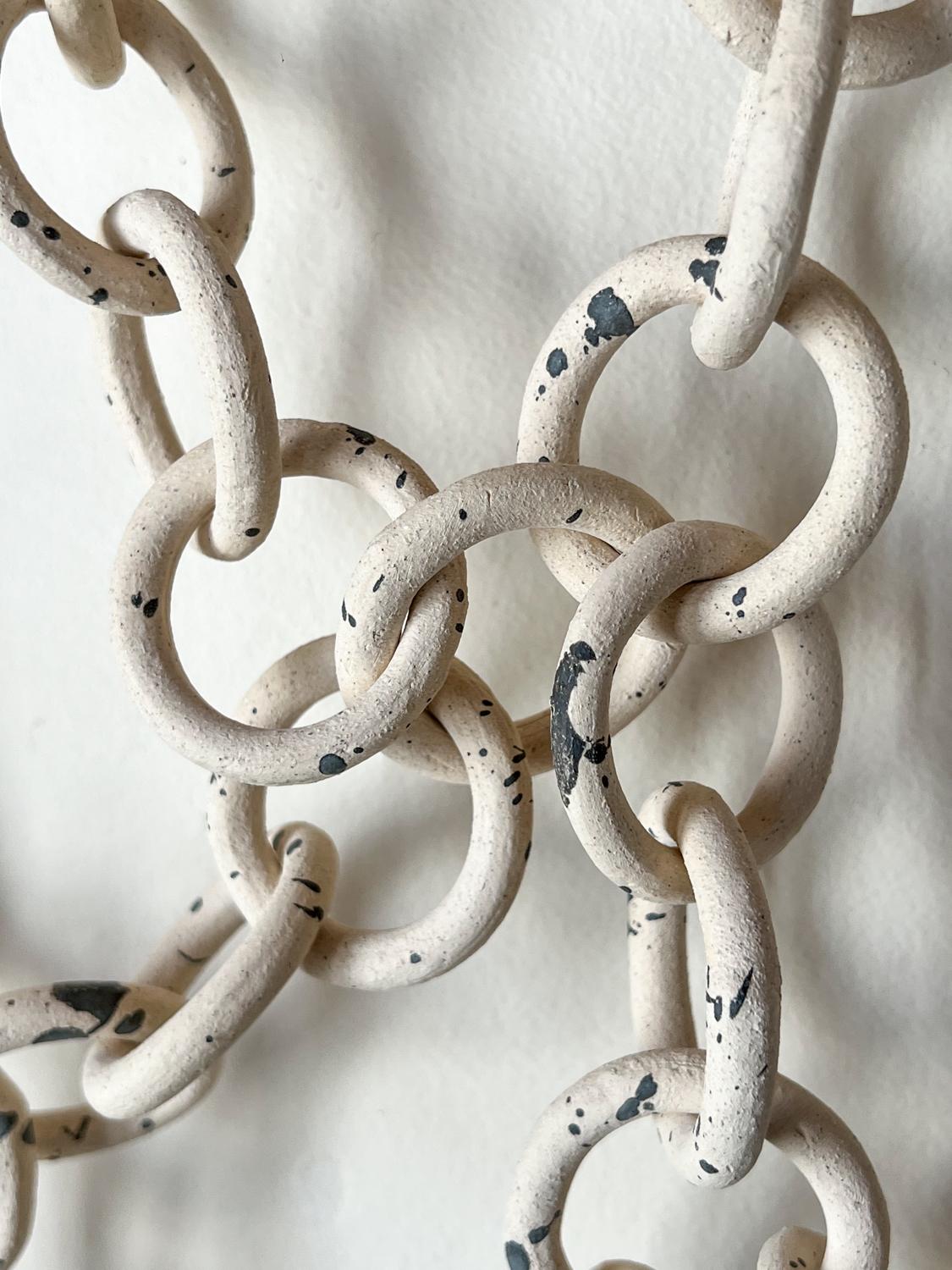 white Ceramic Link Chain Wall Sculpture in vendita 1