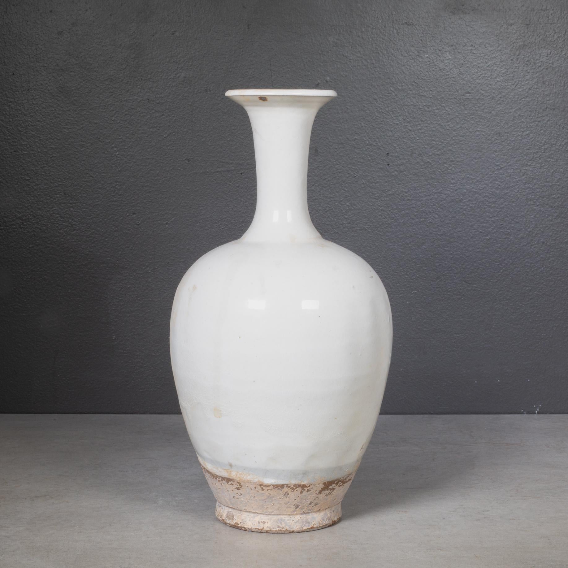 À PROPOS DE

Vase en céramique laitière blanche de style ancien, jeté à la main, de style Whiting. De belles présentations en groupes de formes et de styles variés. Chaque pièce est vendue individuellement.

    CREATEUR Design/One. 
    DATE DE