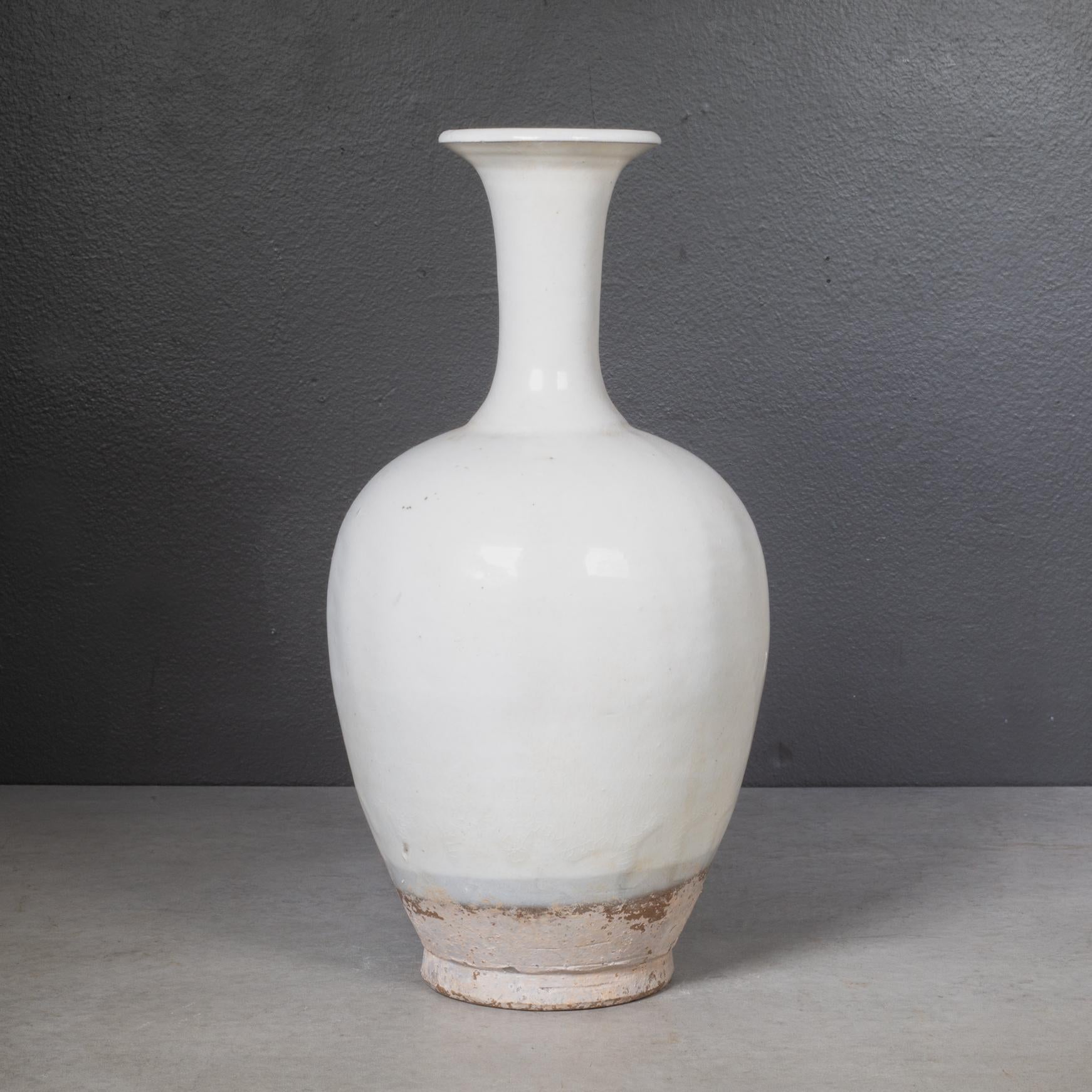 Rustique Poterie de lait à long col en céramique blanche en vente