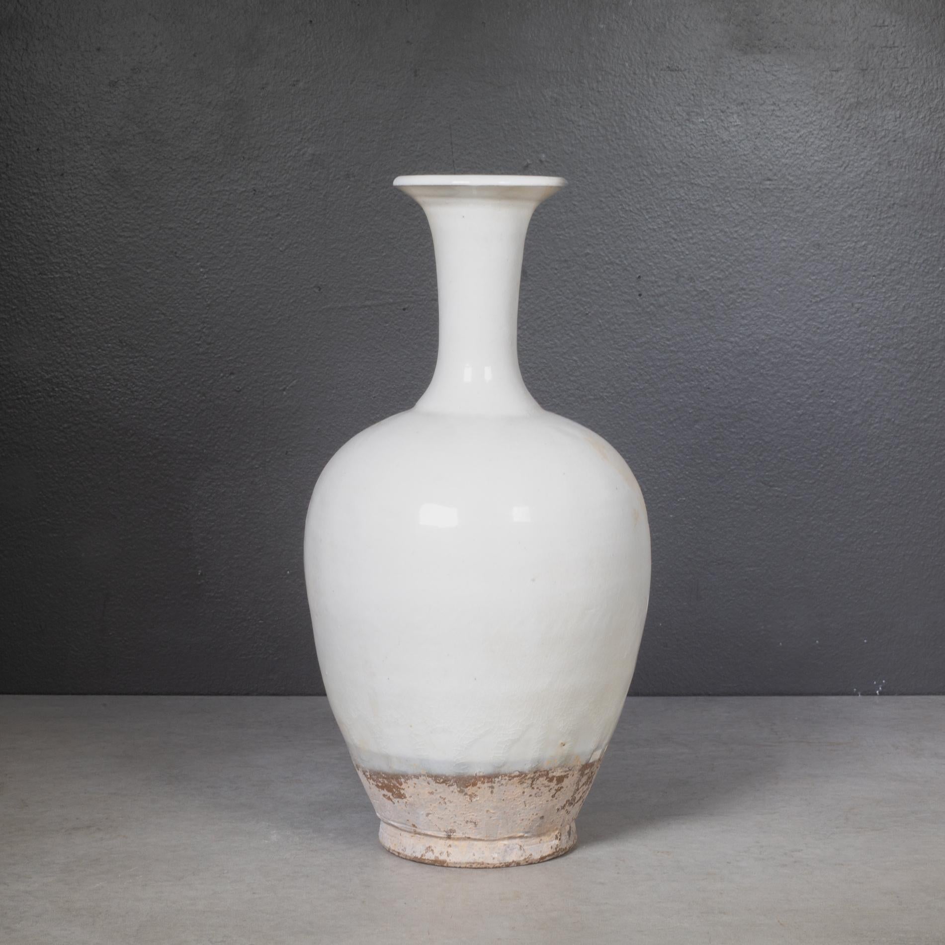 Vernissé Poterie de lait à long col en céramique blanche en vente